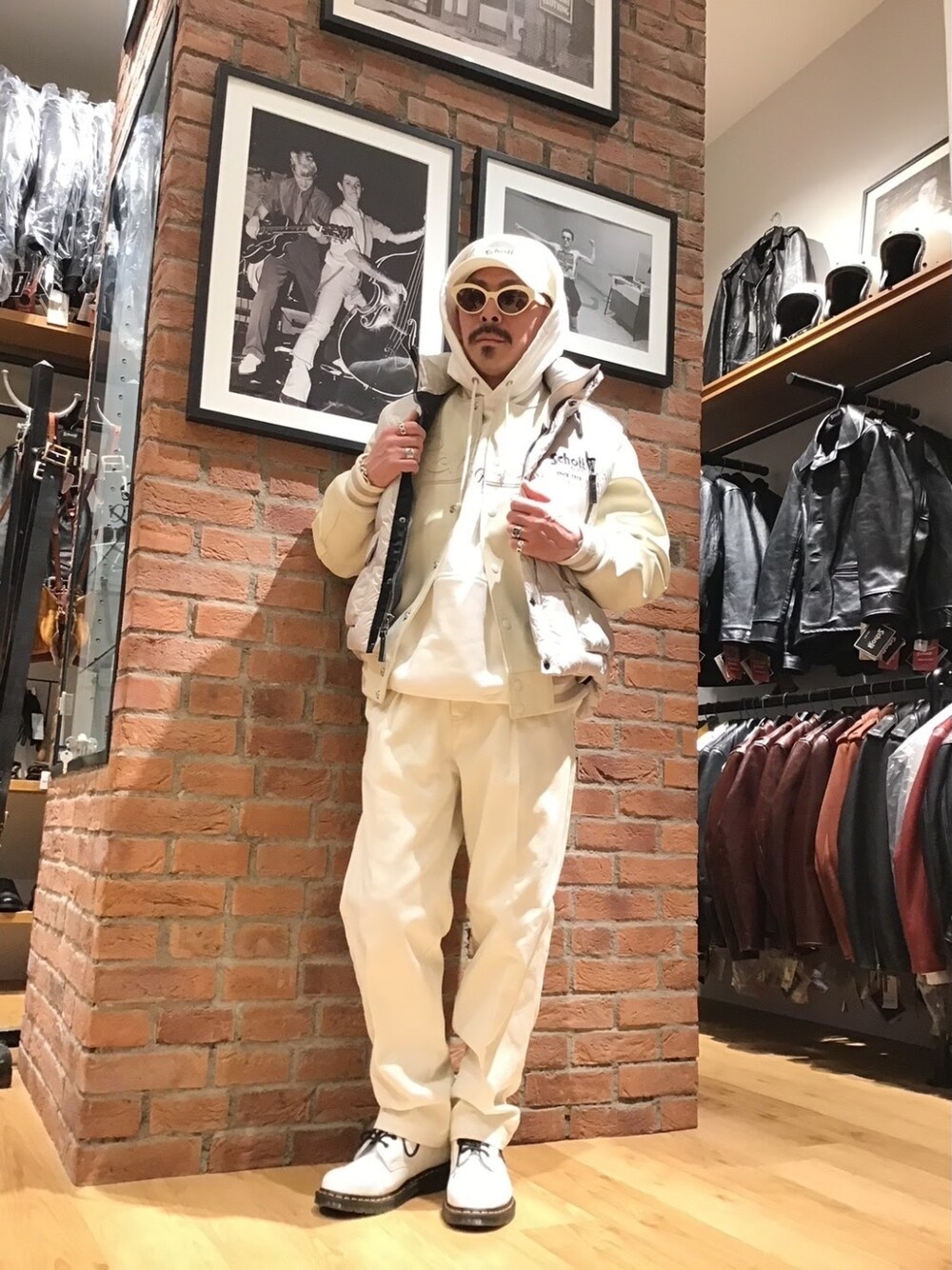 「メガネ男子、サングラス、キャップ、パーカー、レイヤードスタイル、ダウンベスト、スタジャン、ブーツ、ホワイト、ホワイトコーデ、ワントーンコーデ、ストリート、ストリートフェス2023」｜「schottのSchott/ショット/TC DOUBLE PLEATED WIDE PANTS/2タック パンツ（その他パンツ、ホワイト系）」を使った、総料理長（schottのイケオジ）さん（メンズ・170cm）の冬コーディネートの1枚目の写真