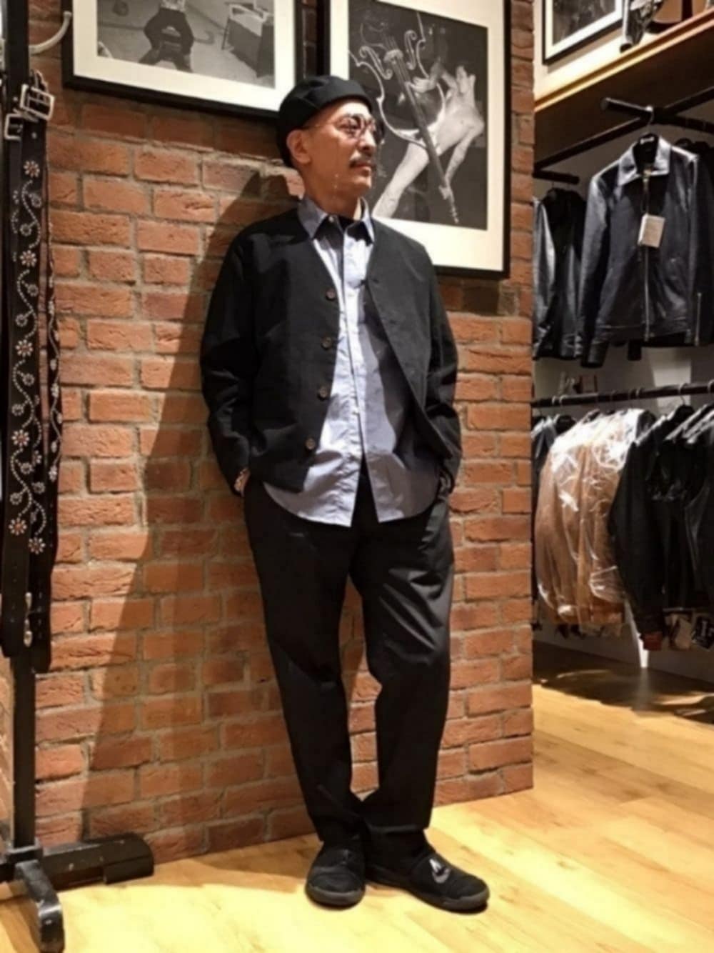 「メガネ男子、サングラス、ブラック、カラーパンツ、チノパン、スニーカー、きれいめカジュアル、休日スタイル、秋服準備はじめました、秋トレンド2021、ベレー帽、シャツスタイル、秋コーデ、だから秋服が好き」｜「NIKEのNIKE / ナイキ ベナッシ SLP（スリッポン、ブラック系）」を使った、総料理長（schottのイケオジ）さん（メンズ・170cm）の秋コーディネートの1枚目の写真