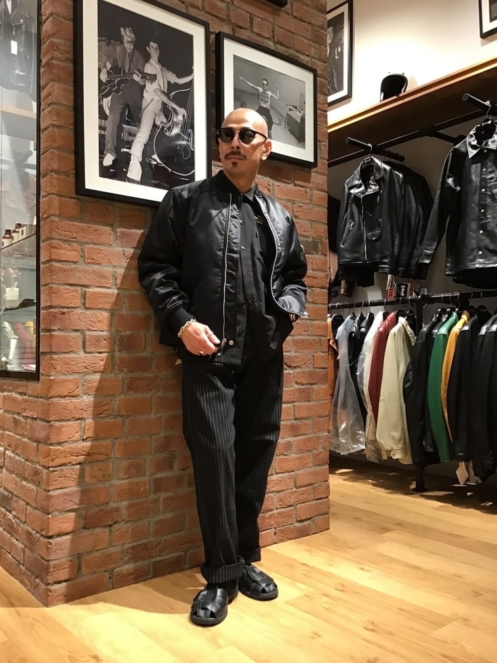 「メガネ男子、サングラス、デニム、オールブラック、アメカジ、ストリート、グルカサンダル、MA-1、モノトーン、ワントーンコーデ、秋コーデ」｜「schottのＤＳ　ＳＣＨ　ＯＬＤ　ＨＩＣＫＯＲＹ　ＤＥＮＩＭ　ＰＡＮＴＳ（その他パンツ、ブラック系）」を使った、総料理長（schottのイケオジ）さん（メンズ・170cm）の秋コーディネートの1枚目の写真