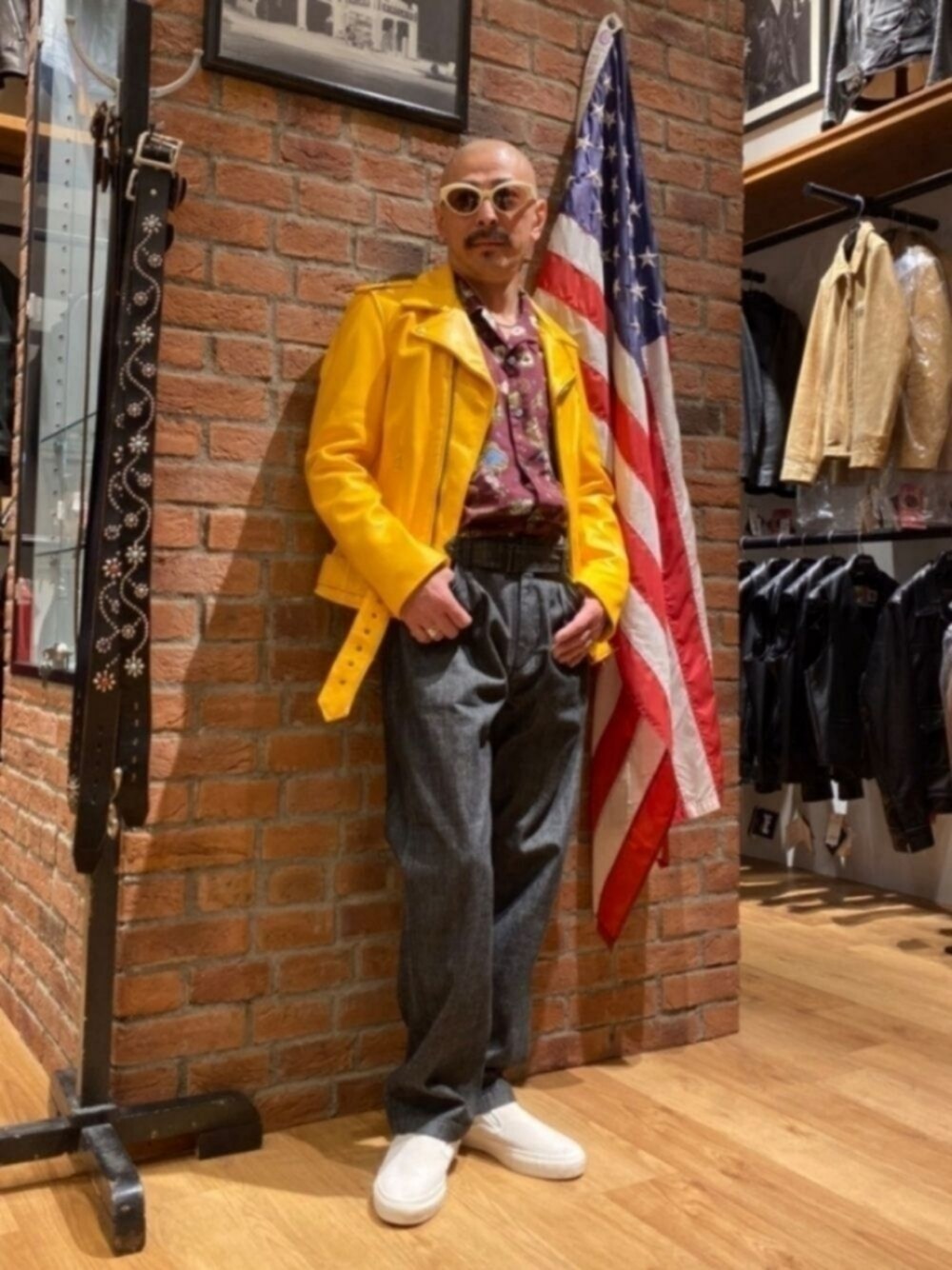 「レザージャケット、ライダース、サングラス、メガネ男子、コンバース、レザー、アメカジ、ストリート、イエロー、ビタミンカラー、カラーパンツ、秋服コーデ、秋のライダース祭り、好きな秋服」｜「CONVERSEの《CONVERSE》CS  SLIP-ON  SK（スリッポン、ホワイト系）」を使った、総料理長（schottのイケオジ）さん（メンズ・170cm）の夏コーディネートの1枚目の写真