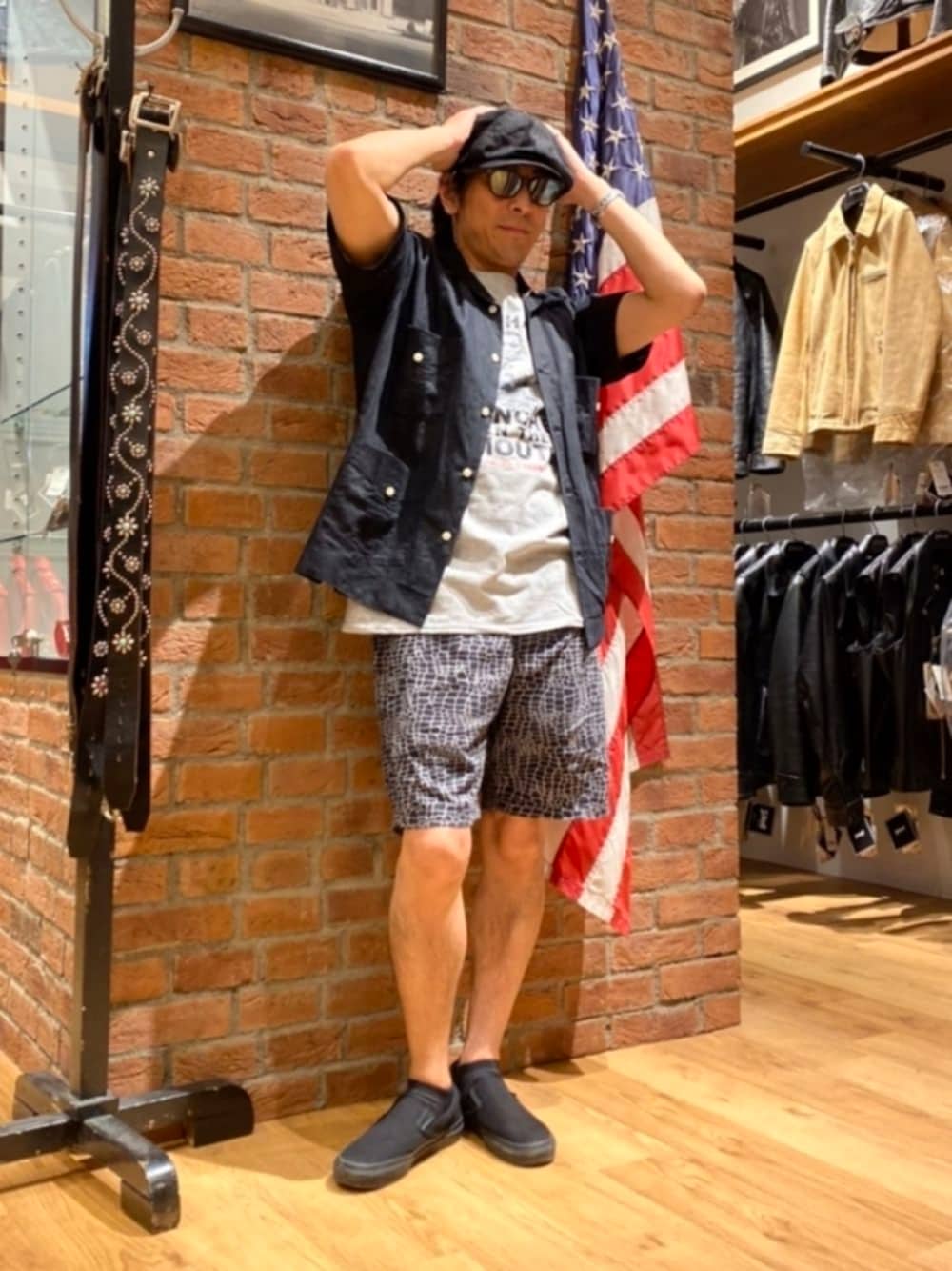 「サングラス、メガネ男子、ロゴT、COOLなこのコが仲間入り、ショートパンツ、プリントT、カラーパンツ、夏セールで買いました、ハーフパンツ、白Tシャツ」｜「VANSのVANS CLASSIC SLIP-ON (BLACK/BLACK)（スリッポン、ブラック系）」を使った、総料理長（schottのイケオジ）さん（メンズ・170cm）の夏コーディネートの1枚目の写真