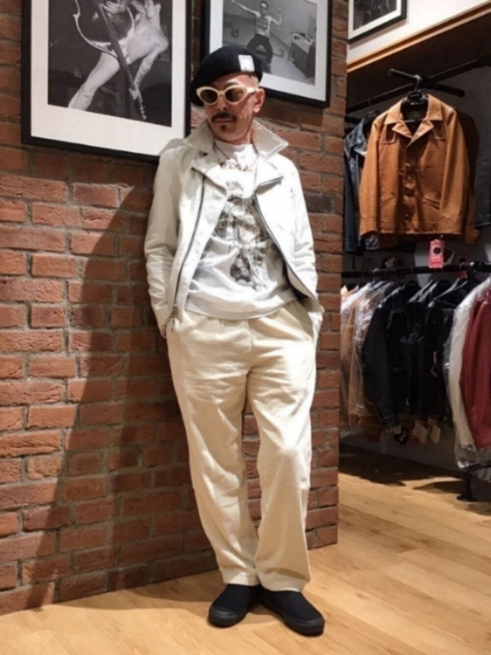 「メガネ男子、サングラス、ライダース、レザージャケット、カラーパンツ、コーデュロイ、スニーカー、VANS、ベレー帽、ホワイト、ストリート、アメカジ、秋のライダース祭り、モノトーン、だから秋服が好き」｜「schottの【直営限定】Schott/ショット/CORDUROY KITCHEN PANTS/コーデュロイ キッチンパンツ（その他パンツ、ホワイト系）」を使った、総料理長（schottのイケオジ）さん（メンズ・170cm）の秋コーディネートの1枚目の写真