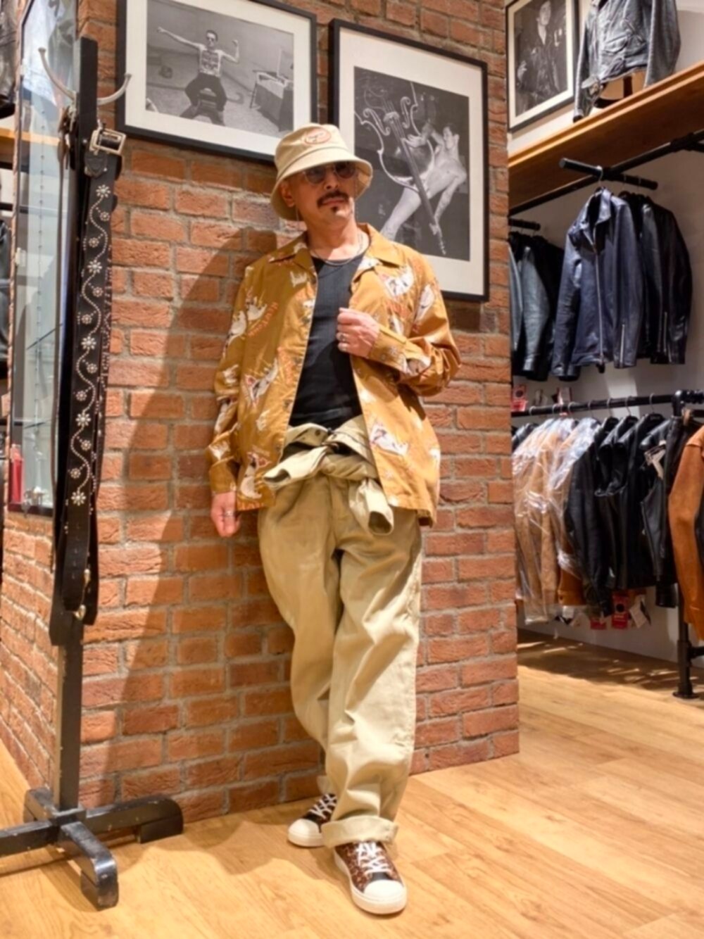 「サングラス、メガネ男子、黒Tシャツ、オープンカラーシャツ、柄シャツ、カラーパンツ、スニーカー、コンバース、バケットハット、ブラウン、つなぎ、秋服準備はじめました」｜「CONVERSEの【CONVERSE】クップトリオスターＬＰ（スニーカー、ブラウン系）」を使った、総料理長（schottのイケオジ）さん（メンズ・170cm）の秋コーディネートの1枚目の写真