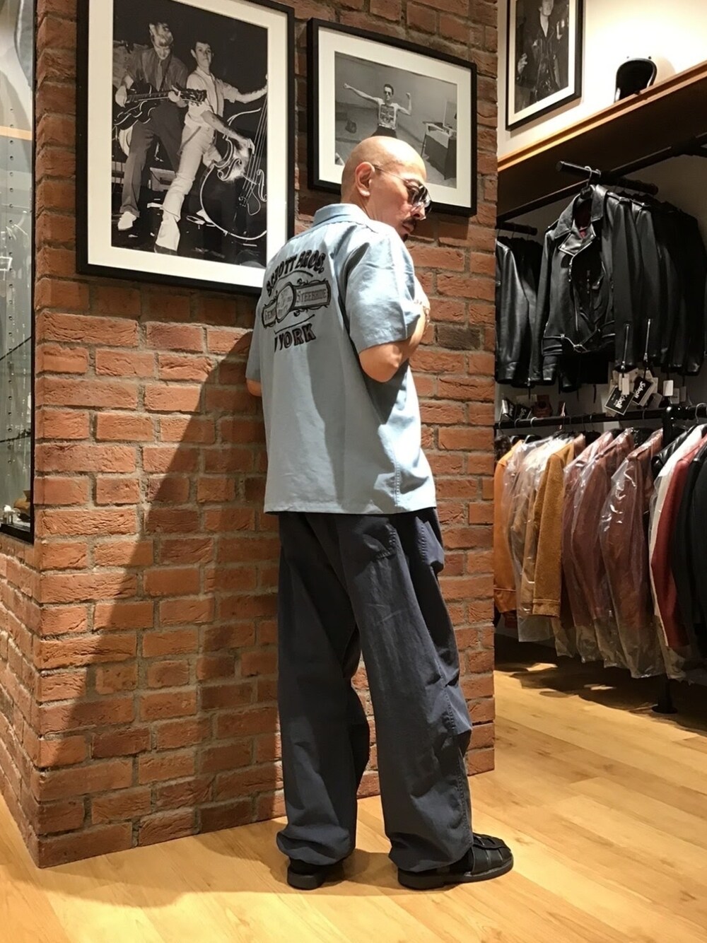 ブラック系のサンダル、ブルー系のカーゴパンツ、ブルー系のシャツ/ブラウスを着用したメンズの夏コーディネートの1枚目の写真