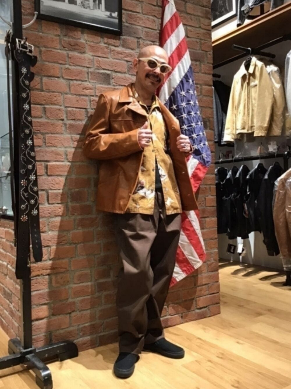 「サングラス、メガネ男子、オープンカラーシャツ、柄シャツ、カラーパンツ、チノパン、ストリート、レザージャケット、ブラウン、秋トレンド2021、秋コーデ」｜「VANSのVANS CLASSIC SLIP-ON (BLACK/BLACK)（スリッポン、ブラック系）」を使った、総料理長（schottのイケオジ）さん（メンズ・170cm）の夏コーディネートの1枚目の写真