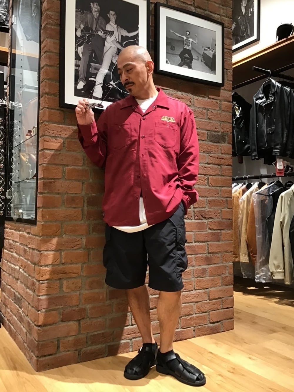 「メガネ男子、サングラス、シャツスタイル、秋服準備はじめました、大人カジュアル、ストリート、グルカサンダル、アメカジ」｜「WILD THINGSのSchottxWILDTHINGS/ショット×ワイルドシングス/CARGO SHORTS/カーゴショーツ（その他パンツ、ブラック系）」を使った、総料理長（schottのイケオジ）さん（メンズ・170cm）の秋コーディネートの1枚目の写真
