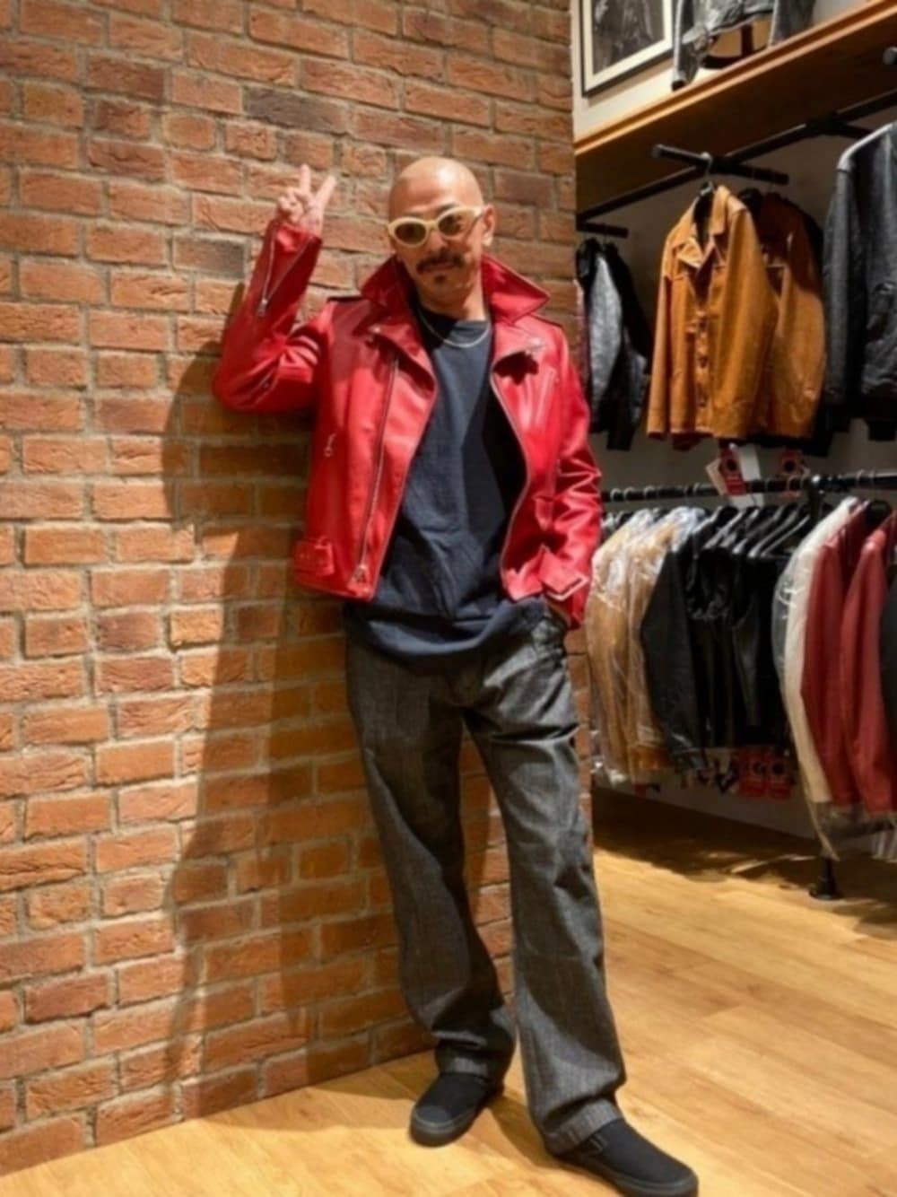 「ラブアンドピース2021、メガネ男子、サングラス、レザージャケット、ライダース、デニム、スニーカー、VANS、レッド、アメカジ、秋コーデ、秋服準備はじめました、秋のライダース祭り、だから秋服が好き」｜「schottの【直営限定】Schott/ショット/DENIM BELTED PANTS/デニム ベルテッド パンツ（デニムパンツ、ブラック系）」を使った、総料理長（schottのイケオジ）さん（メンズ・170cm）の秋コーディネートの1枚目の写真