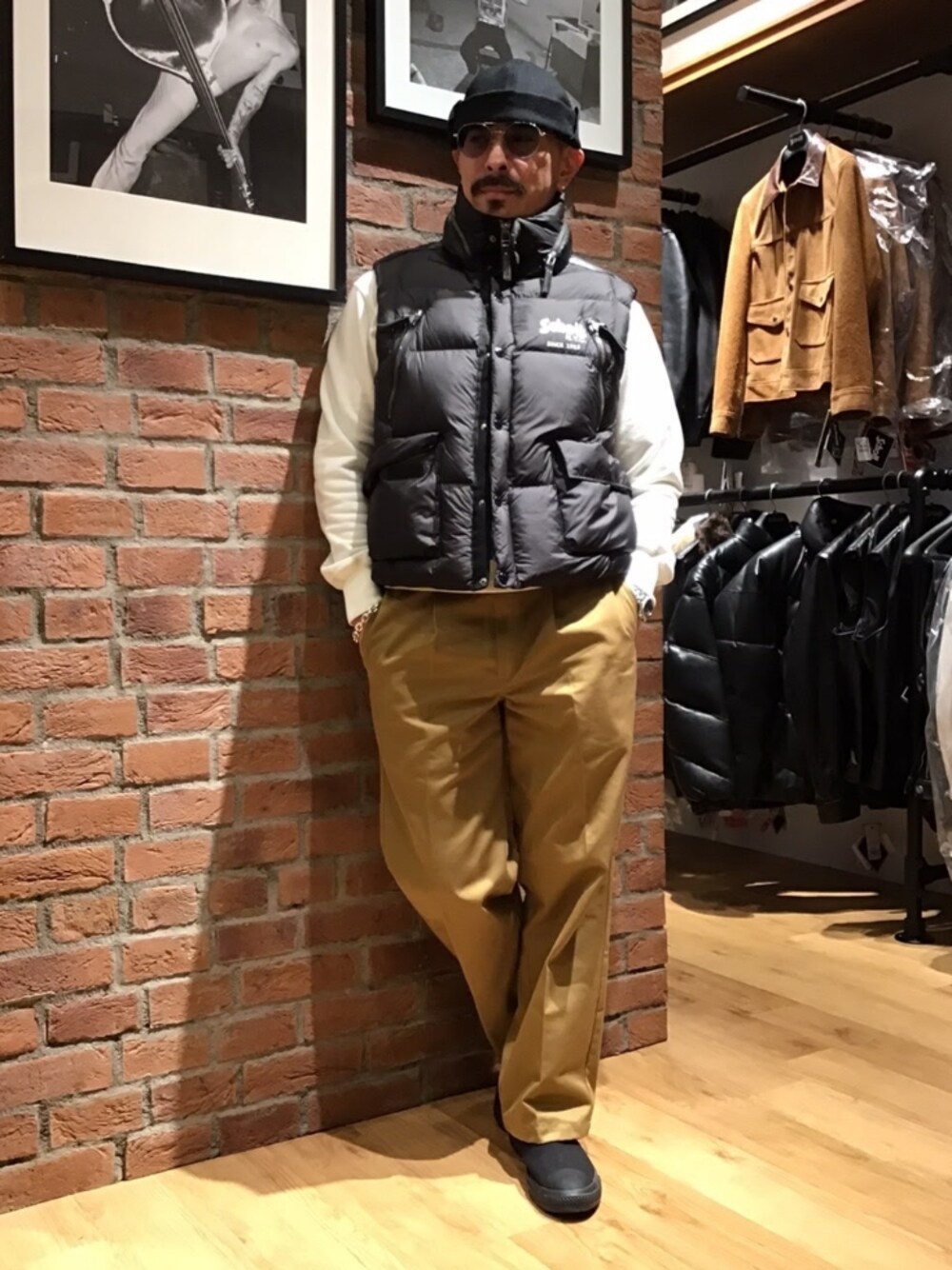 「コンバース、ダウンジャケット、ダウンベスト、カラーパンツ、チノパン、サングラス、ベスト、冬コーデ、レイヤードスタイル、ロンT、メガネ男子」｜「schottのSchott×DICKIES/ショット×ディッキーズ/1TUCK TC WORK PANTS/ワンタック ワークパンツ（チノパンツ、ゴールド系）」を使った、総料理長（schottのイケオジ）さん（メンズ・170cm）の秋コーディネートの1枚目の写真