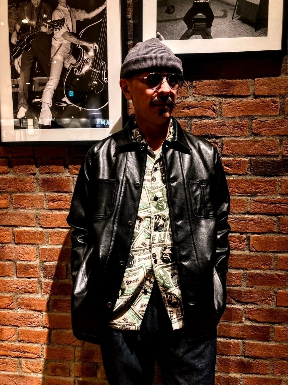 「メガネ男子、サングラス、レザー、レザージャケット、柄シャツ、休日スタイル、ニット帽、デニム、レイヤードスタイル、わたしの推しブランド、コンバース」｜「schottのSchott/ショット/LS SHIRT "$110 PATTERNED"/ロングスリーブシャツ "＄110パターン"（シャツ/ブラウス、その他）」を使った、総料理長（schottのイケオジ）さん（メンズ・170cm）の冬コーディネートの1枚目の写真