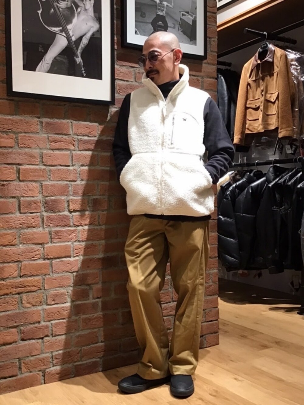 「メガネ男子、サングラス、タートルネック、ベスト、ボアジャケット、フリース、カラーパンツ、チノパン、コンバース、ホワイトコーデ、レイヤードスタイル」｜「CONVERSEのconverse コンバース ALL STAR LIGHT WR SIDEGORE HI メンズスニーカー【軽量】(オールスターライトWRサイドゴアHI) 31302560（スニーカー、ブラック系）」を使った、総料理長（schottのイケオジ）さん（メンズ・170cm）の冬コーディネートの1枚目の写真