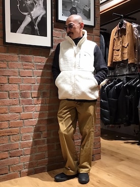 「アイテム（ベスト、ホワイト系）」を使った、総料理長（schottのイケオジ）さん（メンズ・170cm）の冬コーディネート