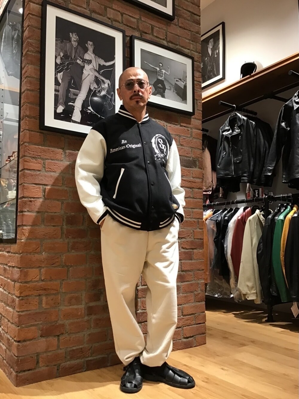 「メガネ男子、サングラス、スウェット、スタジャン、モノトーン、カラーパンツ、アメカジ、レザージャケット、グルカサンダル、レザー」｜「schottのSchott/ショット/GURKA SANDALS/グルカサンダル（サンダル、ブラック系）」を使った、総料理長（schottのイケオジ）さん（メンズ・170cm）の秋コーディネートの1枚目の写真