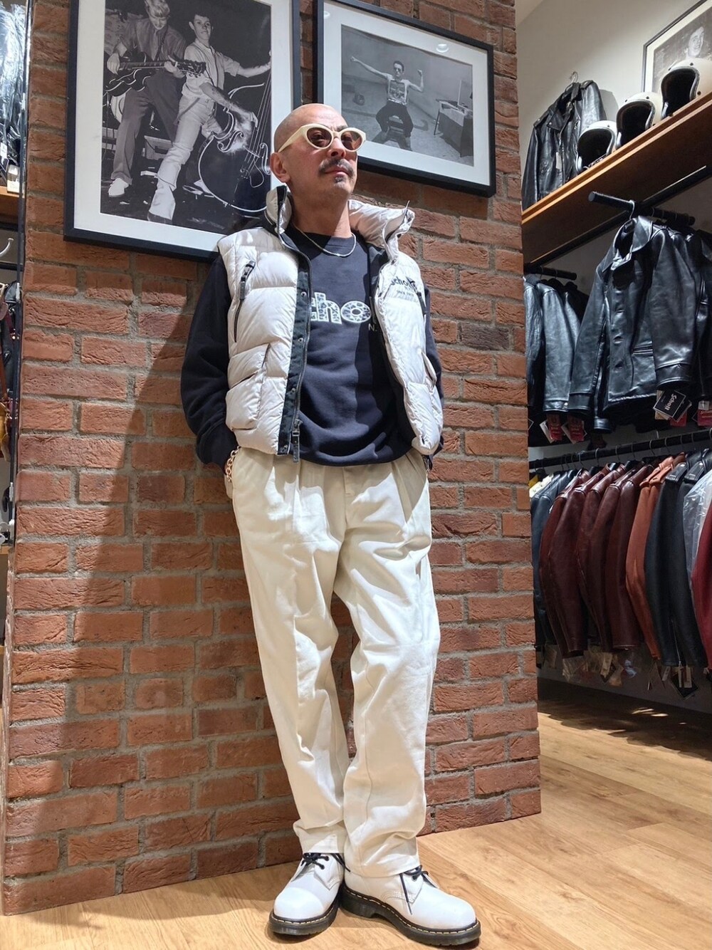「メガネ男子、サングラス、ダウンベスト、ロゴスウェット、トレーナー、ブーツ、アニマル柄、モノトーン、冬コーデ」｜「schottのSchott/ショット/TC DOUBLE PLEATED WIDE PANTS/2タック パンツ（その他パンツ、ホワイト系）」を使った、総料理長（schottのイケオジ）さん（メンズ・170cm）の冬コーディネートの1枚目の写真