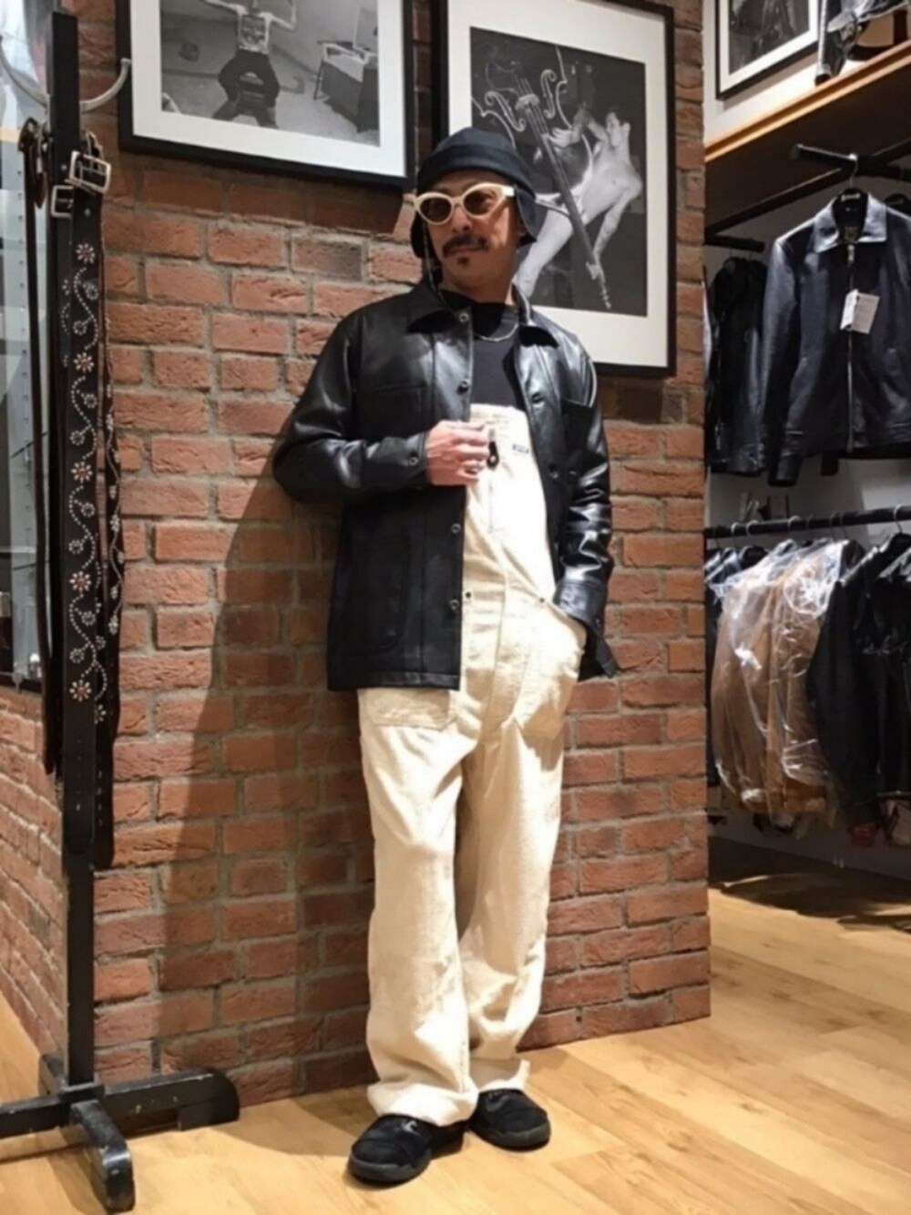 「メガネ男子、サングラス、オーバーオール、ビッグシルエット、レザージャケット、ベレー帽、カラーパンツ、秋トレンド2021、秋服準備はじめました、Coming soon…、ストリート、アメカジ、秋コーデ、好きな秋服」｜「NIKEのNIKE / ナイキ ベナッシ SLP（スリッポン、ブラック系）」を使った、総料理長（schottのイケオジ）さん（メンズ・170cm）の秋コーディネートの1枚目の写真