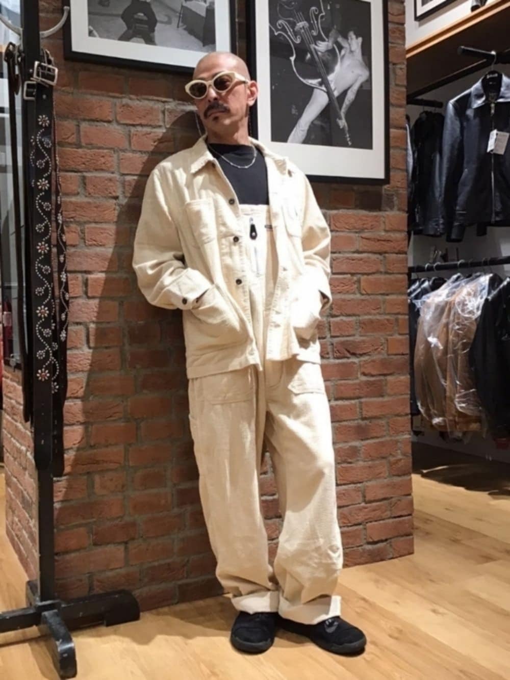 「メガネ男子、サングラス、オーバーオール、セットアップ、ホワイト、ホワイトコーデ、カラーパンツ、ビッグシルエット、秋トレンド2021、秋服準備はじめました、ストリート、アメカジ、秋コーデ」｜「NIKEのNIKE / ナイキ ベナッシ SLP（スリッポン、ブラック系）」を使った、総料理長（schottのイケオジ）さん（メンズ・170cm）の秋コーディネートの1枚目の写真