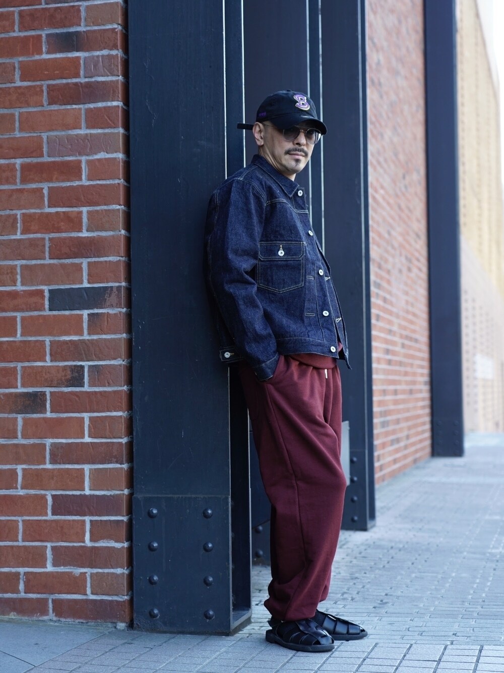 「メガネ男子、サングラス、キャップ、スウェット、デニム、セットアップ、グルカサンダル、アメカジ、ストリート、秋コーデ、ロゴスウェット」｜「schottのSchott/ショット/GURKA SANDALS/グルカサンダル（サンダル、ブラック系）」を使った、総料理長（schottのイケオジ）さん（メンズ・170cm）の秋コーディネートの1枚目の写真
