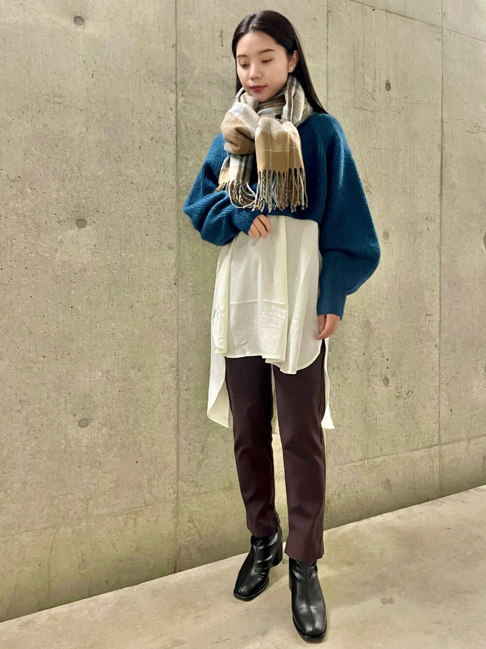 「チェック、テーパードパンツ、ブーツ、ストール、ブルー、マフラー、レイヤードスタイル、SENSEOFPLACE、センスオブプレイス、SENSE OF PLACE by URBAN RESEAR」｜「SENSE OF PLACE by URBAN RESEARCHのチェック大判ストール（マフラー、ブラウン系）」を使った、yuiさん（レディース・156cm）の冬コーディネートの1枚目の写真