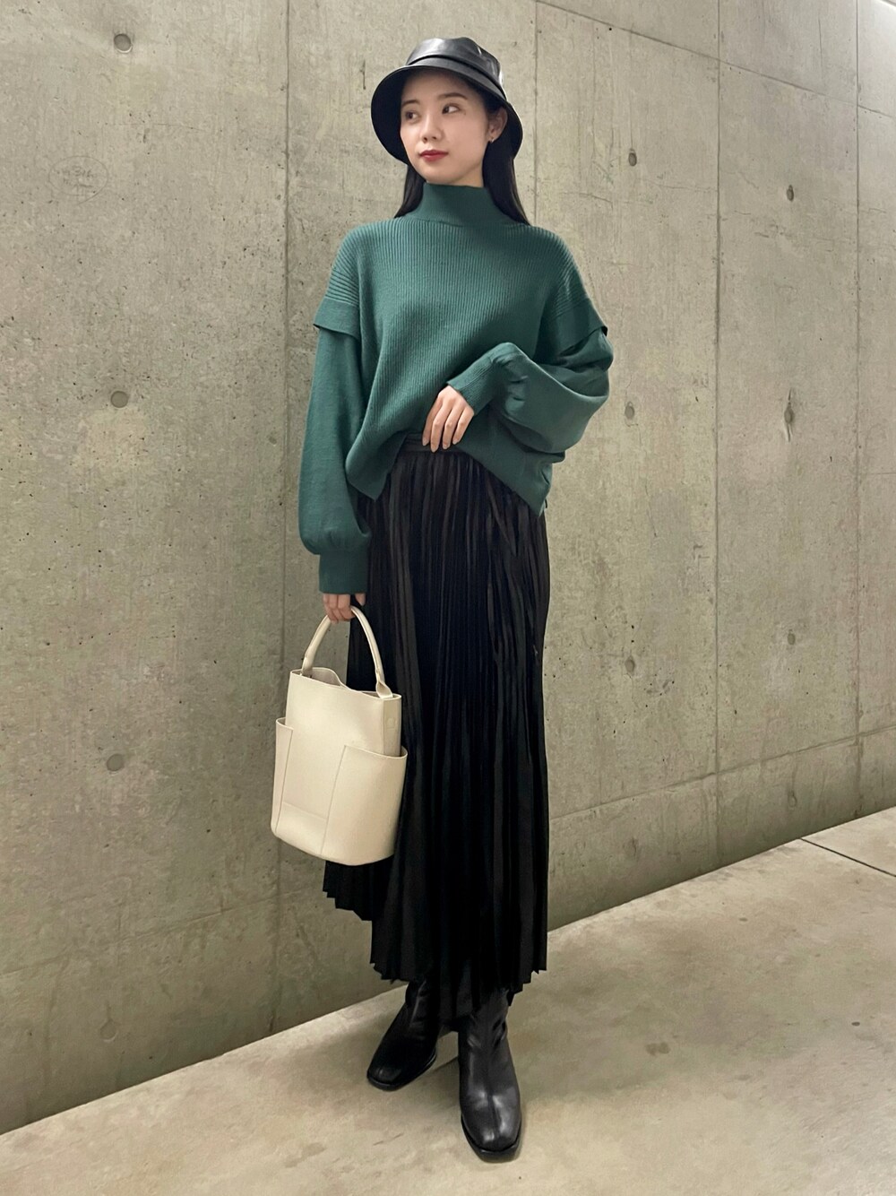 「ブーツ、グリーン、レザースカート、カラーニット、休日スタイル、SENSEOFPLACE、バケットハット、センスオブプレイス、SENSE OF PLACE by URBAN RESEAR、マイベストコーデ2021」｜「SENSE OF PLACE by URBAN RESEARCHのフェイクレザーバケットハット（ハット、ブラック系）」を使った、yuiさん（レディース・156cm）の冬コーディネートの1枚目の写真