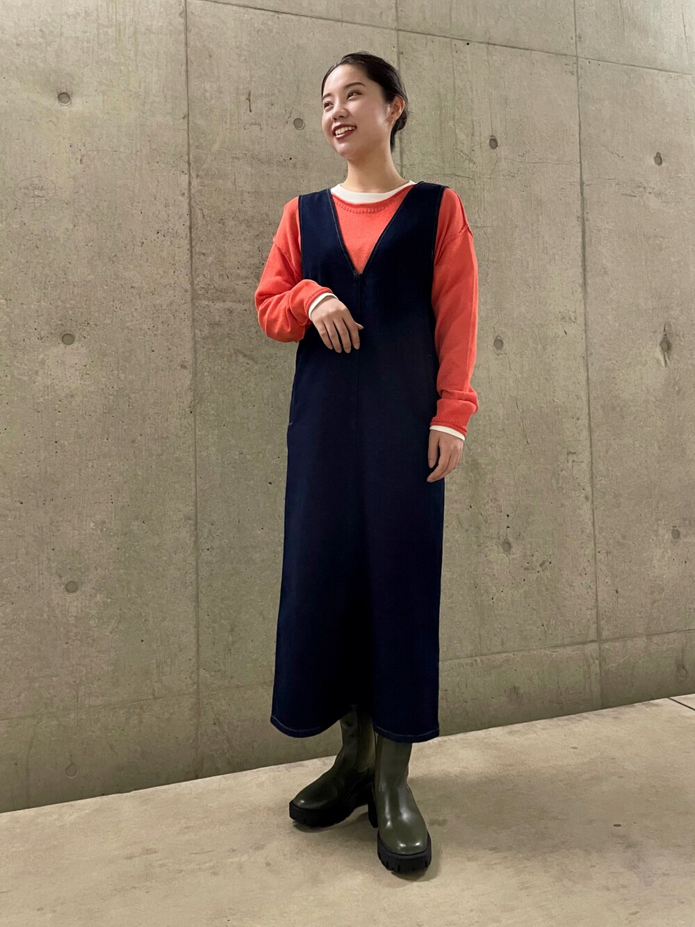 「デニム、カラーニット、オレンジ、サイドゴアブーツ、ジャンパースカート、SENSEOFPLACE、センスオブプレイス、SENSE OF PLACE by URBAN RESEAR、シアートップス、カラーパレット」｜「SENSE OF PLACE by URBAN RESEARCHのトラックソールサイドゴアブーツ（ブーツ、グリーン系）」を使った、yuiさん（レディース・156cm）の冬コーディネートの1枚目の写真