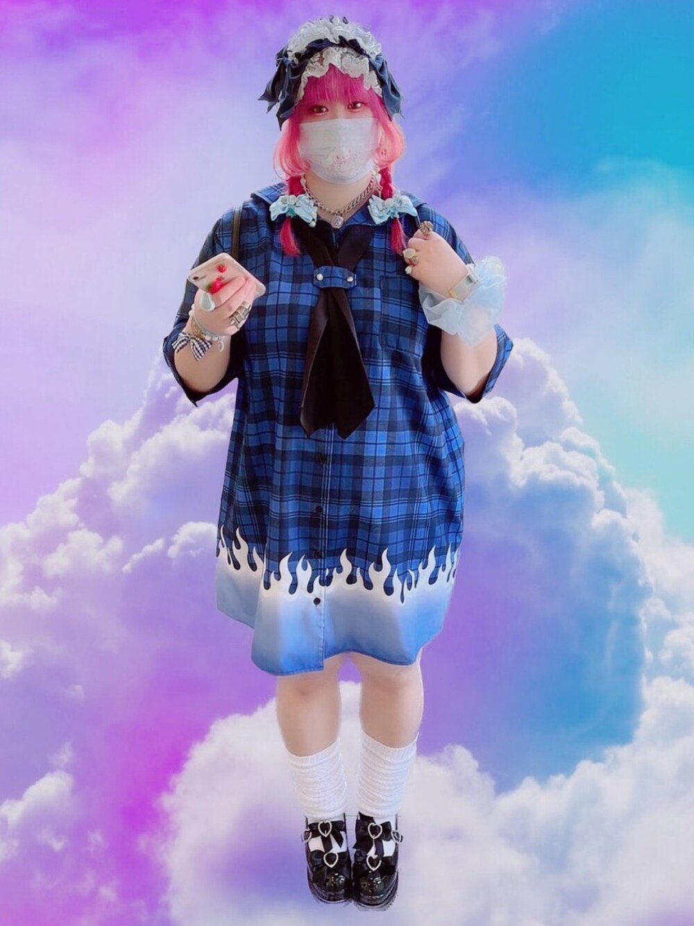 「ootd、BIGシャツ、地雷、ファイヤープリント、チェック柄、青、ピンク髪、みつあみ、ルーズソックス、プラスサイズ、おしゃれさんと繋がりたい」｜「Jamie エーエヌケーのアイテム（シャツ/ブラウス、ブルー系）」を使った、しろうさぎさん（レディース・155cm）の秋コーディネートの1枚目の写真