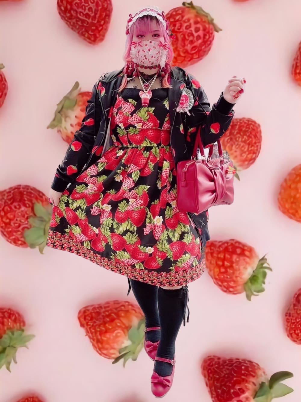 「WEARハロウィン2022、秋コーデ、ガーリー、エミキュ、NieR、パーカー、いちご、プラスサイズ、おしゃれさんと繋がりたい、カジュアル、カジュアルガーリー」｜「Emily Temple cuteのアイテム（ジャンパースカート、ブラック系）」を使った、しろうさぎさん（レディース・155cm）の秋コーディネートの1枚目の写真