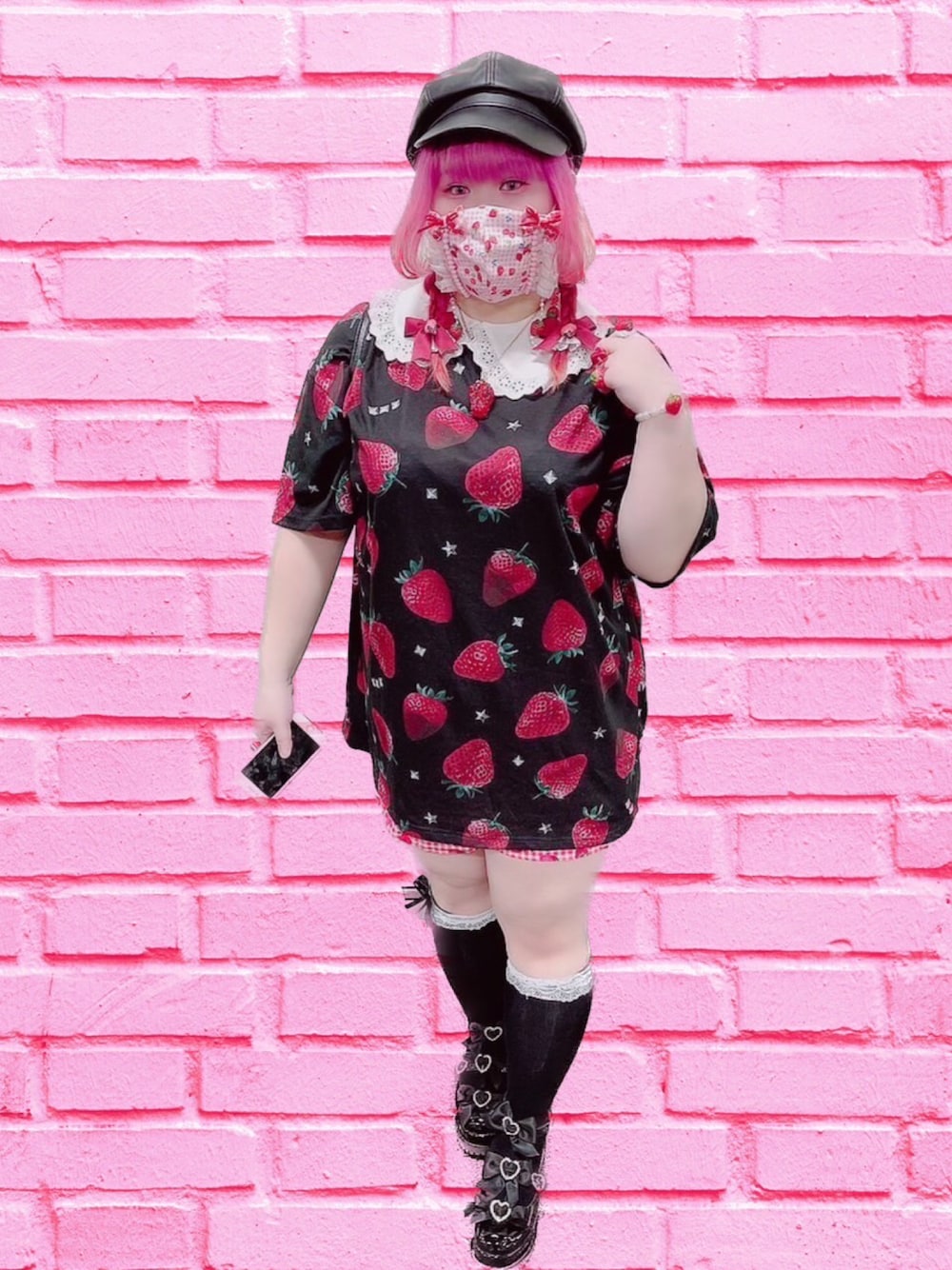 「OOTD、地雷、地雷系ファッション、リッスンフレーバー、イチゴチョコ、キャスケット、黒、ピンク髪、プラスサイズ、おしゃれさんと繋がりたい、ピンクのカラコン」｜「LISTEN FLAVORのアイテム（Tシャツ/カットソー、ブラック系）」を使った、しろうさぎさん（レディース・155cm）の秋コーディネートの1枚目の写真