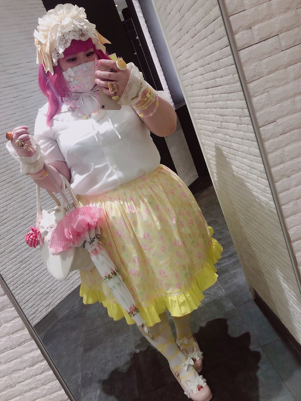 「ootd、気球柄、ハンドメイド、ロリィタ、カジュアルロリィタ、ハンドメイドロリィタ、黄色、差し色ピンク、プラスサイズ、ピンク髪、おしゃれさんと繋がりたい」｜「Handmadeのアイテム（スカート、イエロー系）」を使った、しろうさぎさん（レディース・155cm）の秋コーディネートの1枚目の写真