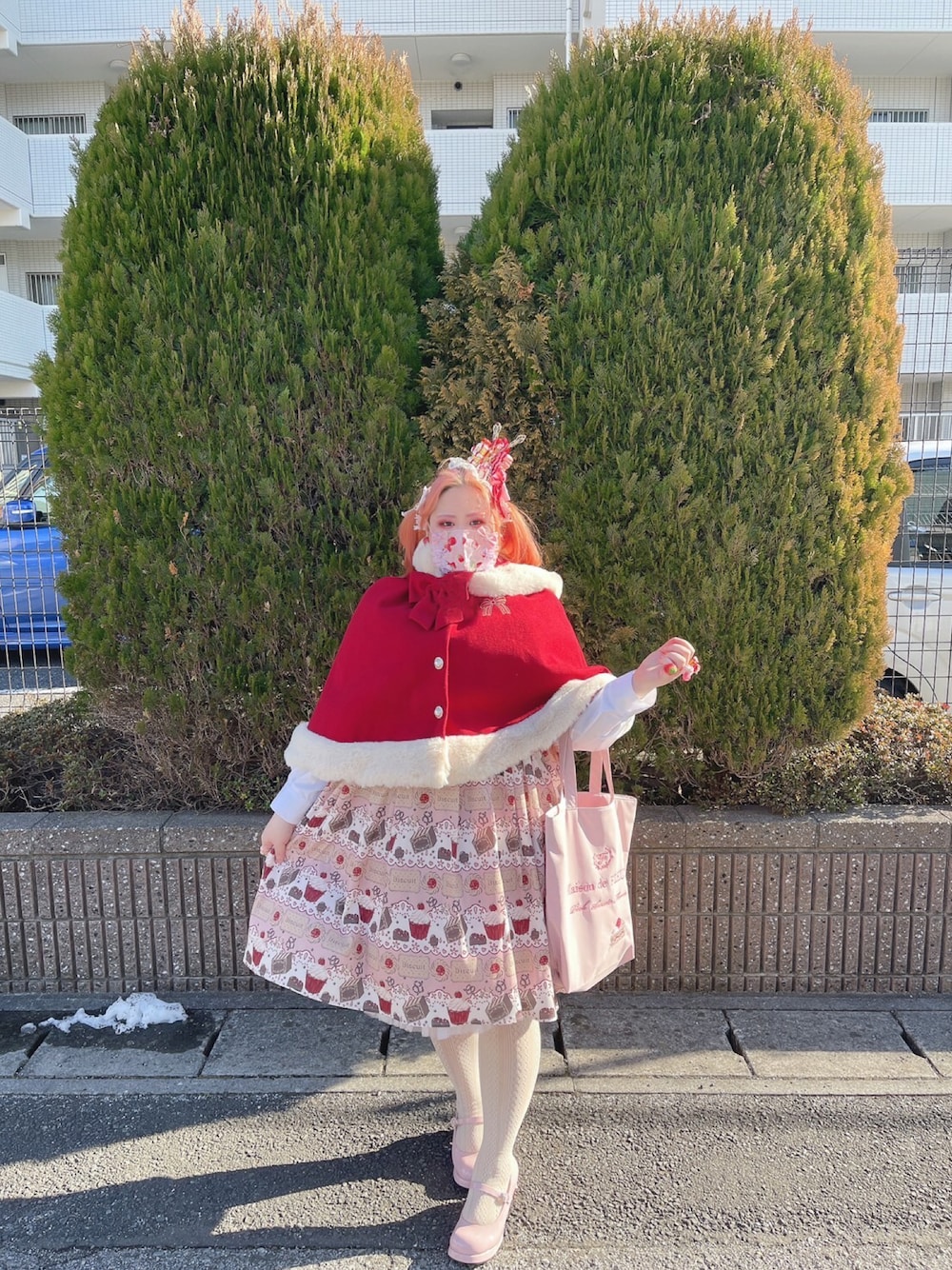 「冬コーデ、ケープ、お菓子、ガーリー、プラスサイズ」｜「axes femme kawaiiのアイテム（ポンチョ、レッド系）」を使った、しろうさぎさん（レディース・155cm）の冬コーディネートの1枚目の写真