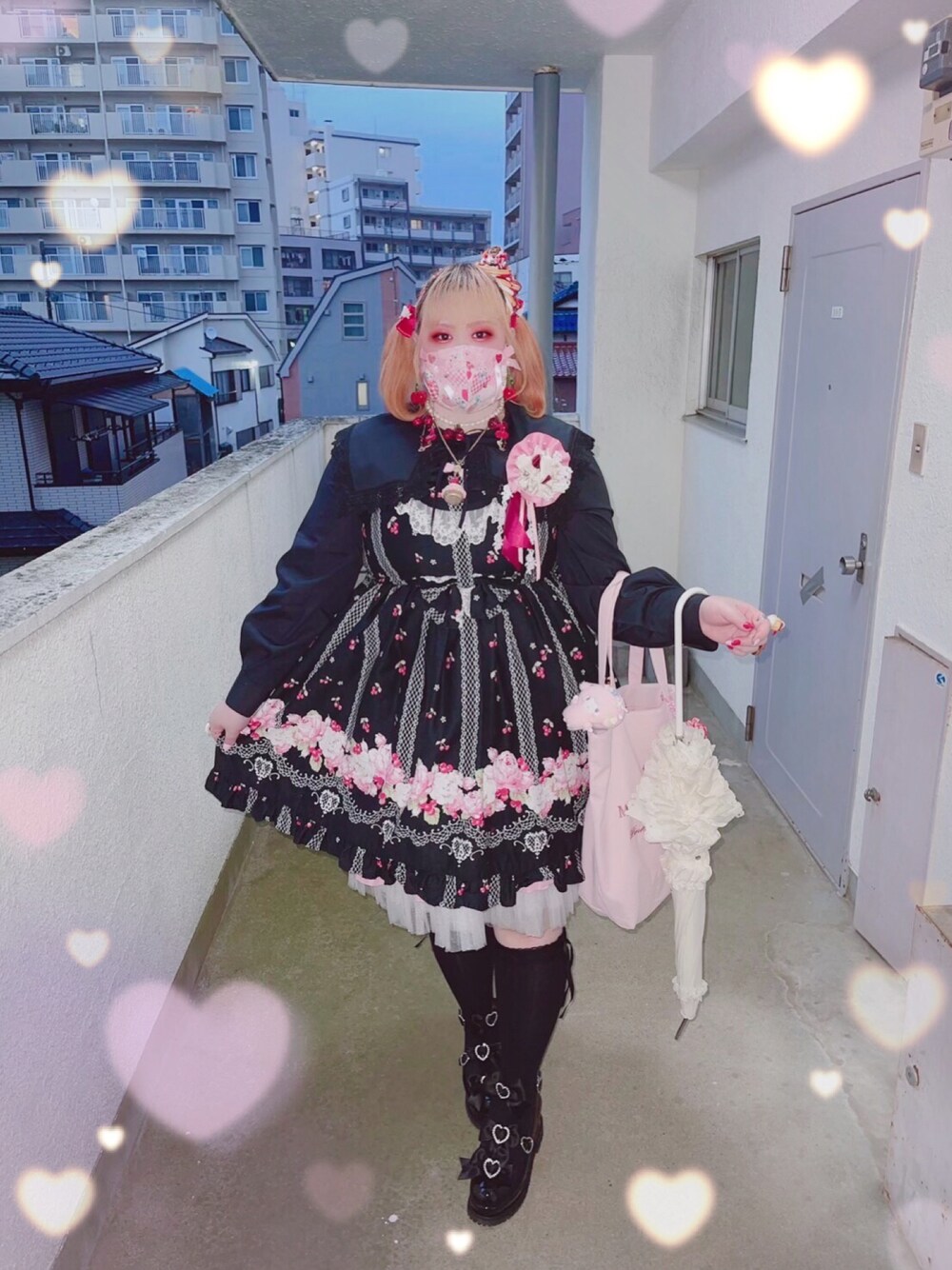 「黒ロリ、ロリィタ、雨の日コーデ、プラスサイズ」｜「BABY,THE STARS SHINE BRIGHTのアイテム（ジャンパースカート、ブラック系）」を使った、しろうさぎさん（レディース・155cm）の春コーディネートの1枚目の写真
