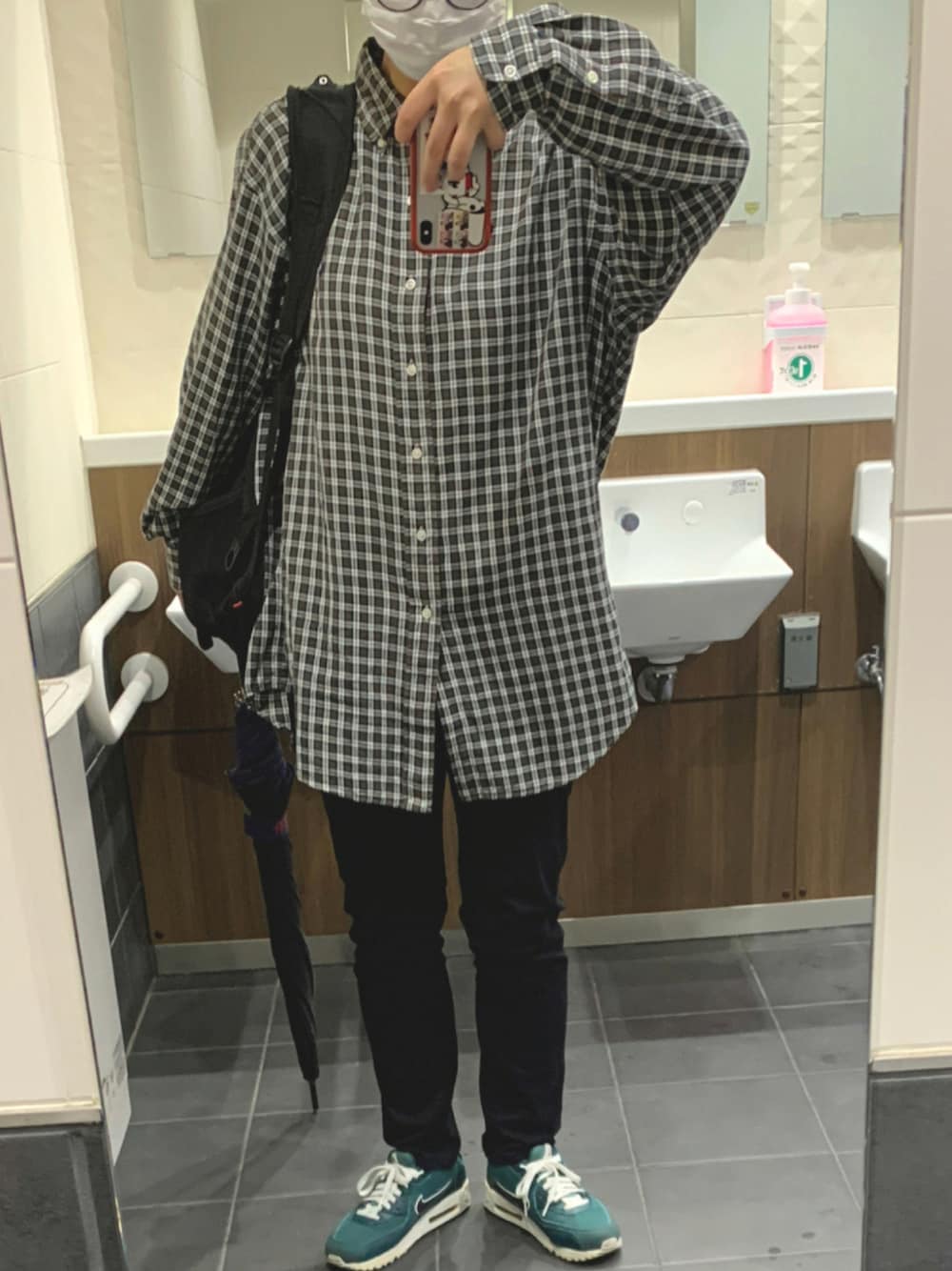 「古着、オーバーシャツ、シンプルコーデ、雨の日コーデ、登校コーデ、学生、トイレから失礼しやす、トイレの鏡」｜「UNIQLOのアイテム（チノパンツ、ブラック系）」を使った、ごまだんご(相互)さん（レディース・167cm）の夏コーディネートの1枚目の写真