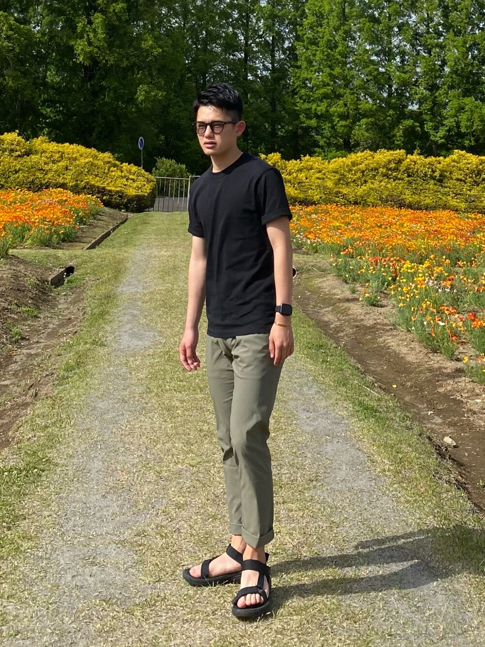 「UNIQLOのアイテム（Tシャツ/カットソー、ブラック系）」を使った、yuuuuuuk1111さん（メンズ・166cm）の夏コーディネートの1枚目の写真
