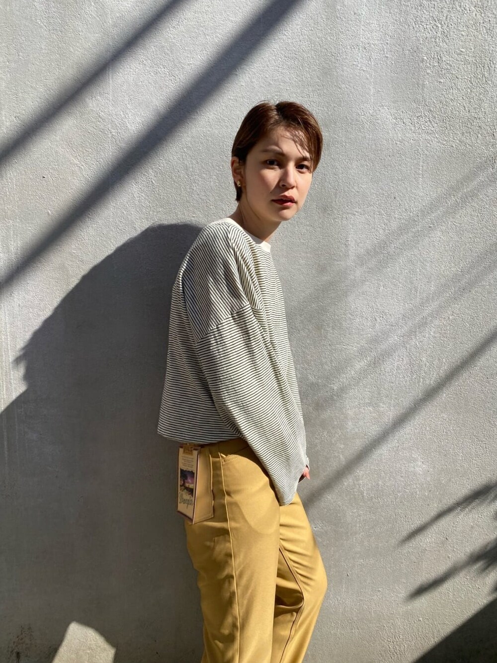 ホワイト系のTシャツ/カットソー、イエロー系のその他パンツを着用したレディースの春コーディネートの1枚目の写真