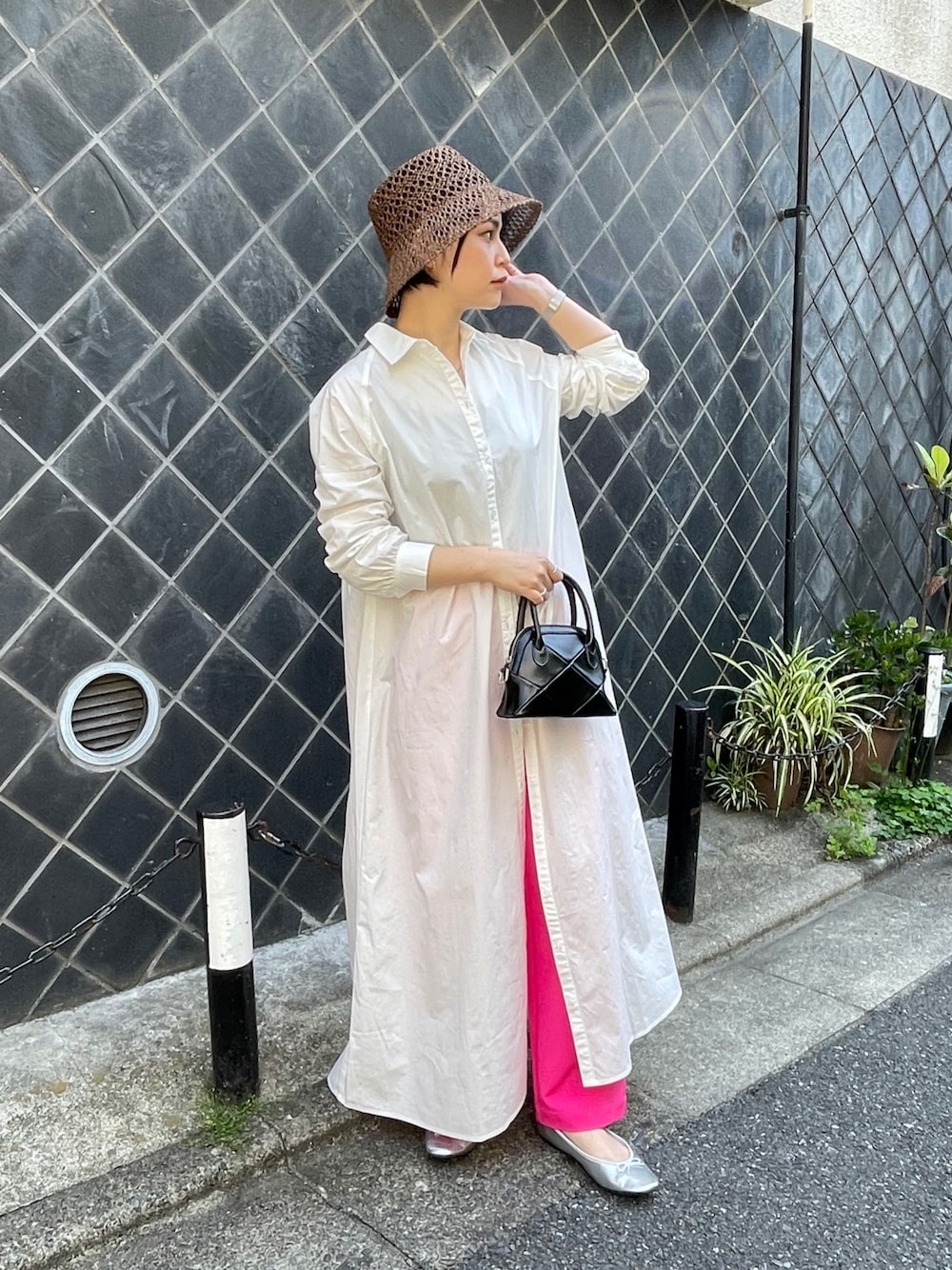 ホワイト系のワンピース、ブラック系のショルダーバッグ、ピンク系のその他パンツを着用したレディースの春コーディネートの1枚目の写真