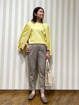 「SHOO・LA・RUE（シューラルー）の【洗濯機可/アンサンブル可】パール×ビジューがきらめく 上品クルーネックカーディガン（カーディガン/ボレロ、イエロー系）」を使った、SAOさん（レディース・163cm）の冬コーディネート