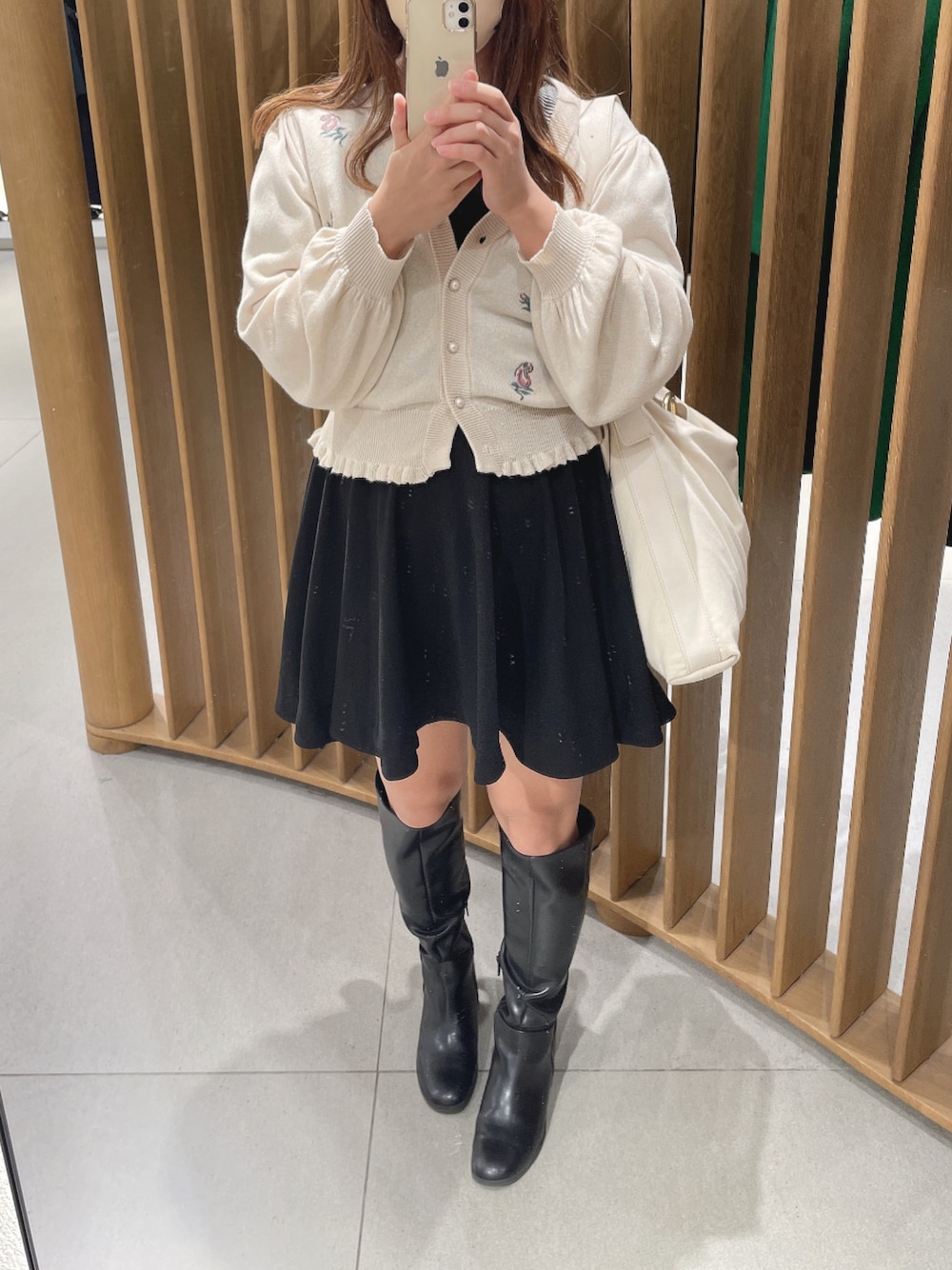 「WEARハロウィン2022、秋コーデ、お出かけコーデ、おしゃれさんと繋がりたい、休日コーデ、低身長、今日のコーデ、カーディガン、ロングブーツ、スカート、GU、axes femme、ワンピース、ワンピーススタイル、ミニスカート」｜「axes femme POETIQUEの薔薇総刺繍ニットカーデ（カーディガン/ボレロ、ホワイト系）」を使った、fu0827さん（レディース・150cm）の秋コーディネートの1枚目の写真