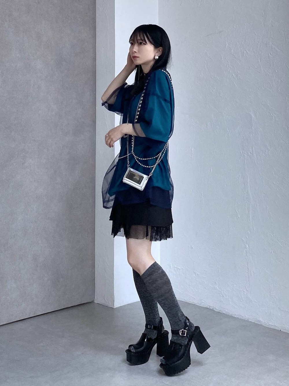 ブラック系のサンダル、ブルー系のTシャツ/カットソー、ブラック系のその他パンツを着用したレディースの春コーディネートの1枚目の写真