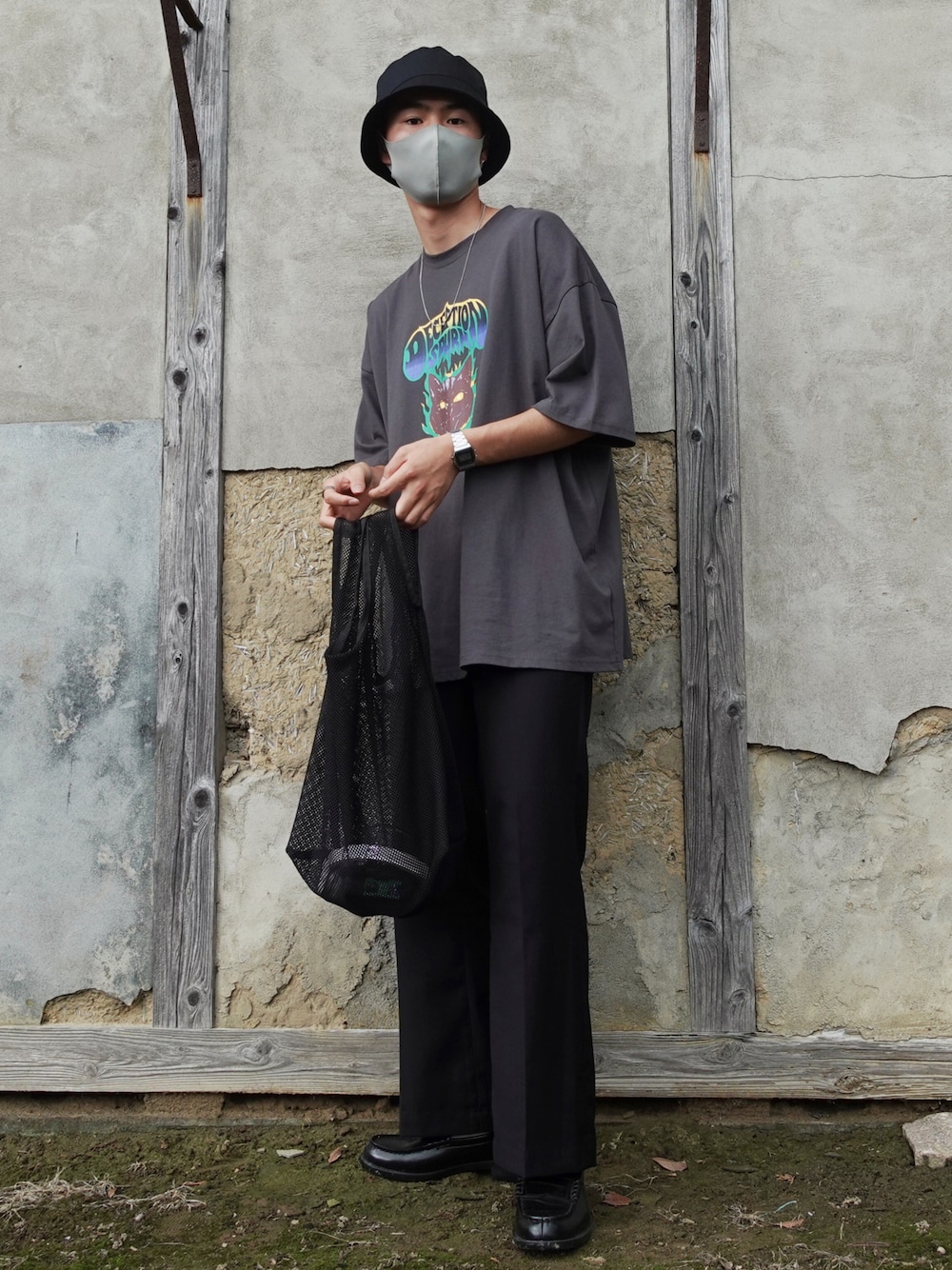 ブラック系のローファー、ブラック系のトートバッグ、ブラック系のスラックスを着用したメンズの夏コーディネートの1枚目の写真