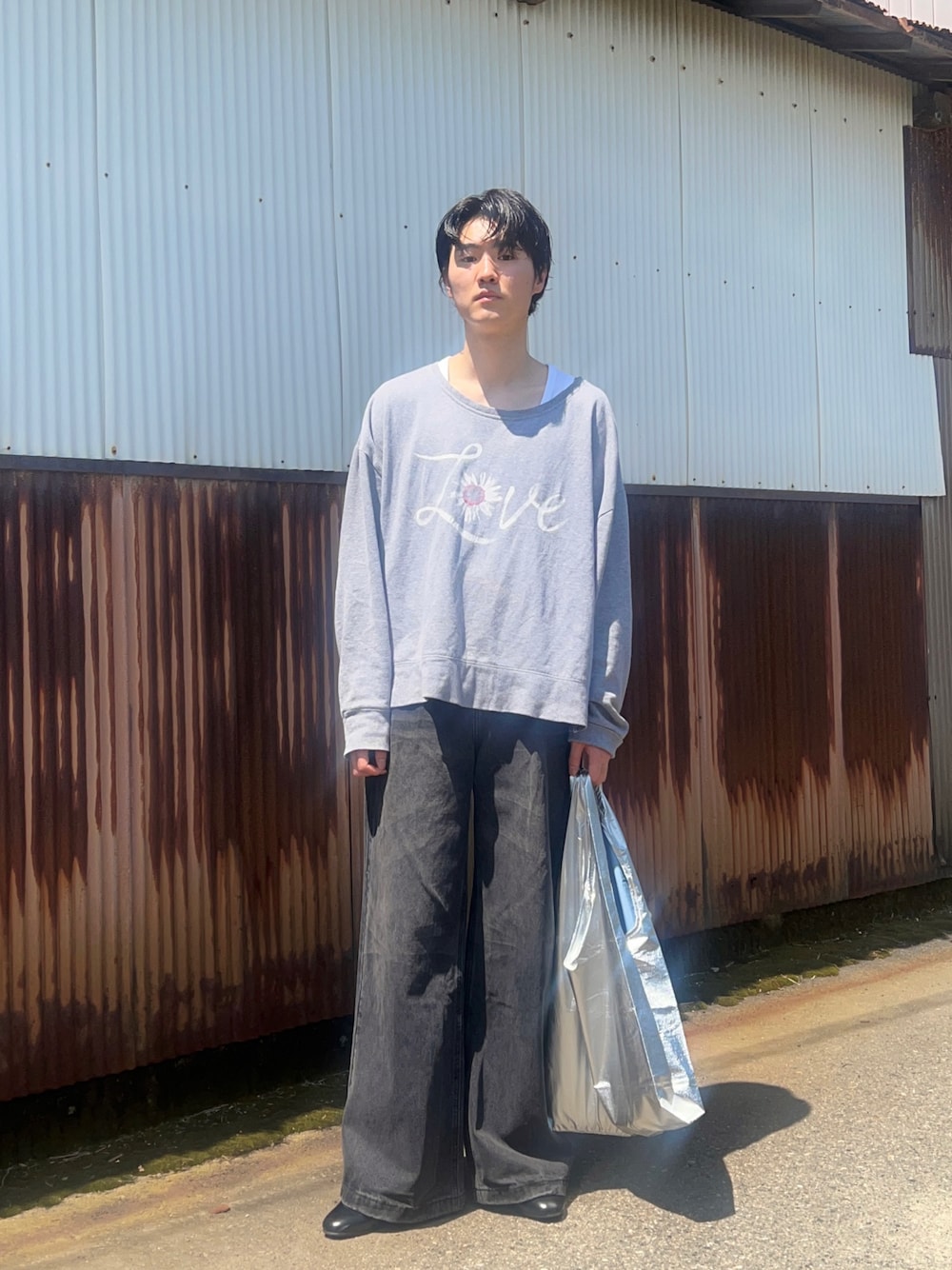 「きれいめカジュアル、モノトーン、トートバッグ、古着MIX、春夏コーデ、プチプラ、デニム、ワントーンコーデ、革靴、学生コーデ、学生、バギーパンツ、休日スタイル、レイヤードスタイル、お出かけコーデ日記」｜「古着のアイテム（スウェット、グレー系）」を使った、けにーさん（メンズ・180cm）の春コーディネートの1枚目の写真