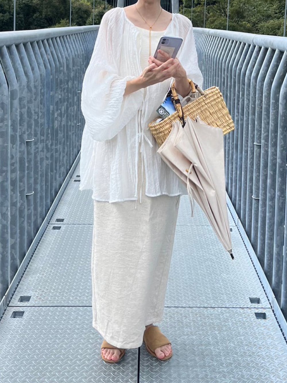 「お出かけコーデ、淡色コーデ、大人コーデ、お洒落さんとつながりたい、ootd、低身長、オールホワイト、オトナ女子、きれいめカジュアル」｜「CIAOPANIC TYPYの【お気に入り数6.1万人突破】【新色追加】2wayシアーボリュームスリーブブラウス（シャツ/ブラウス、ホワイト系）」を使った、こもれびさん（レディース・154cm）の秋コーディネートの1枚目の写真