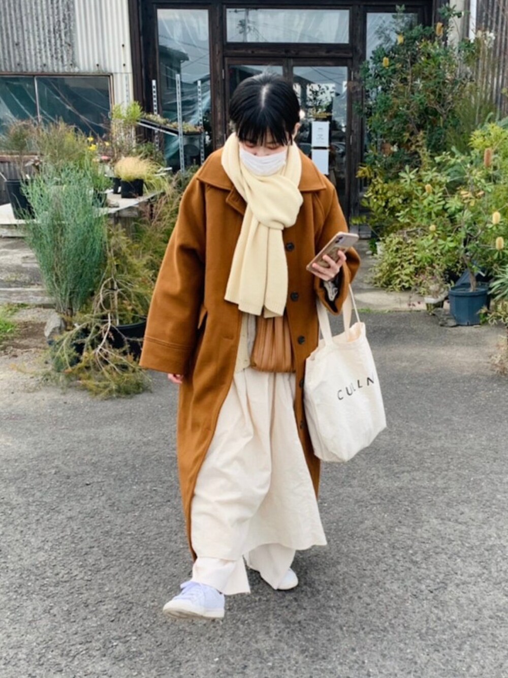 「カジュアル、お洒落さんとつながりたい、オトナ女子、大人カジュアル、シンプル、低身長、ootd、淡色コーデ」｜「NIKEのアイテム（スニーカー、ホワイト系）」を使った、こもれびさん（レディース・154cm）の冬コーディネートの1枚目の写真