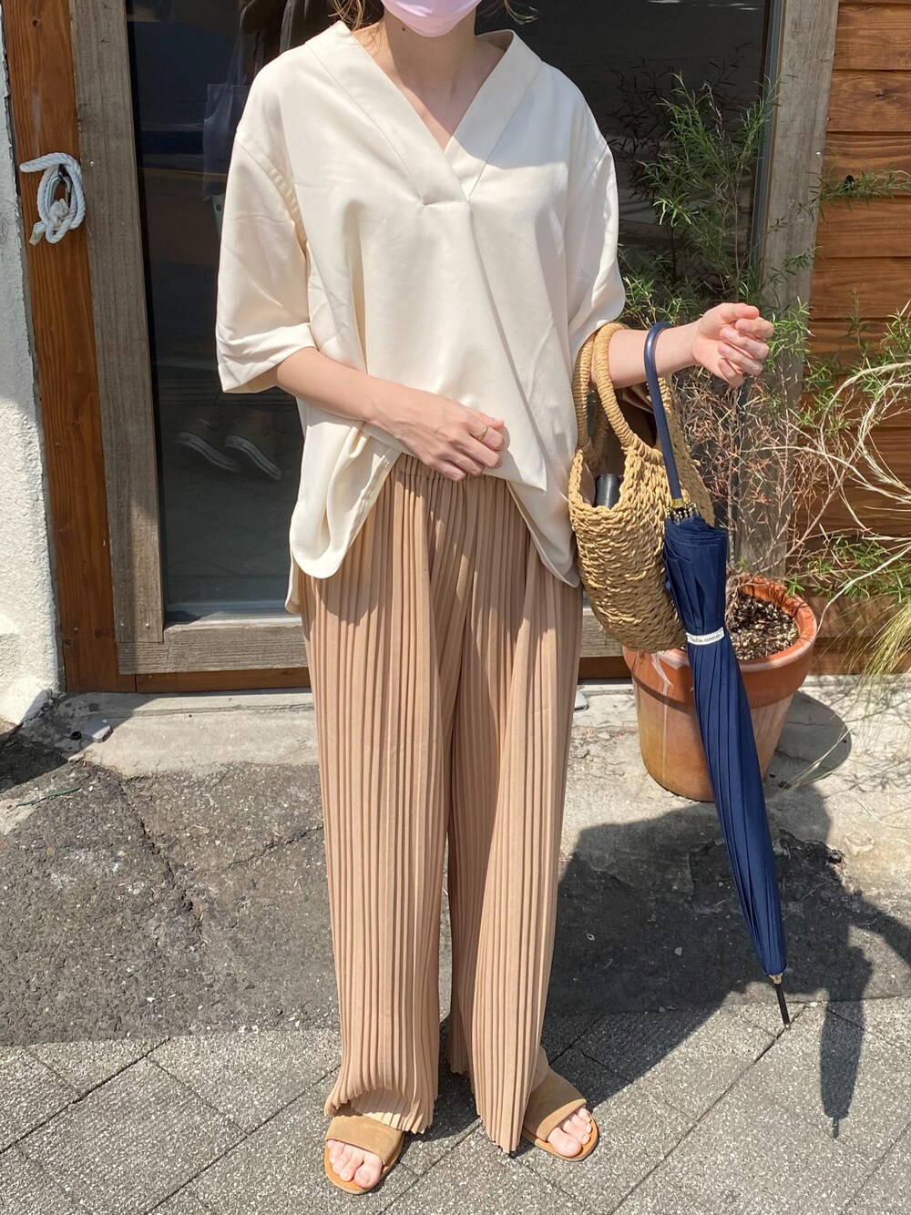 「夏コーデ、シンプルコーデ、淡色コーデ、低身長、カジュアル、ootd、低身長コーデ」｜「Chillfarのカットジャガードプリーツパンツ（その他パンツ、ベージュ系）」を使った、こもれびさん（レディース・154cm）の夏コーディネートの1枚目の写真