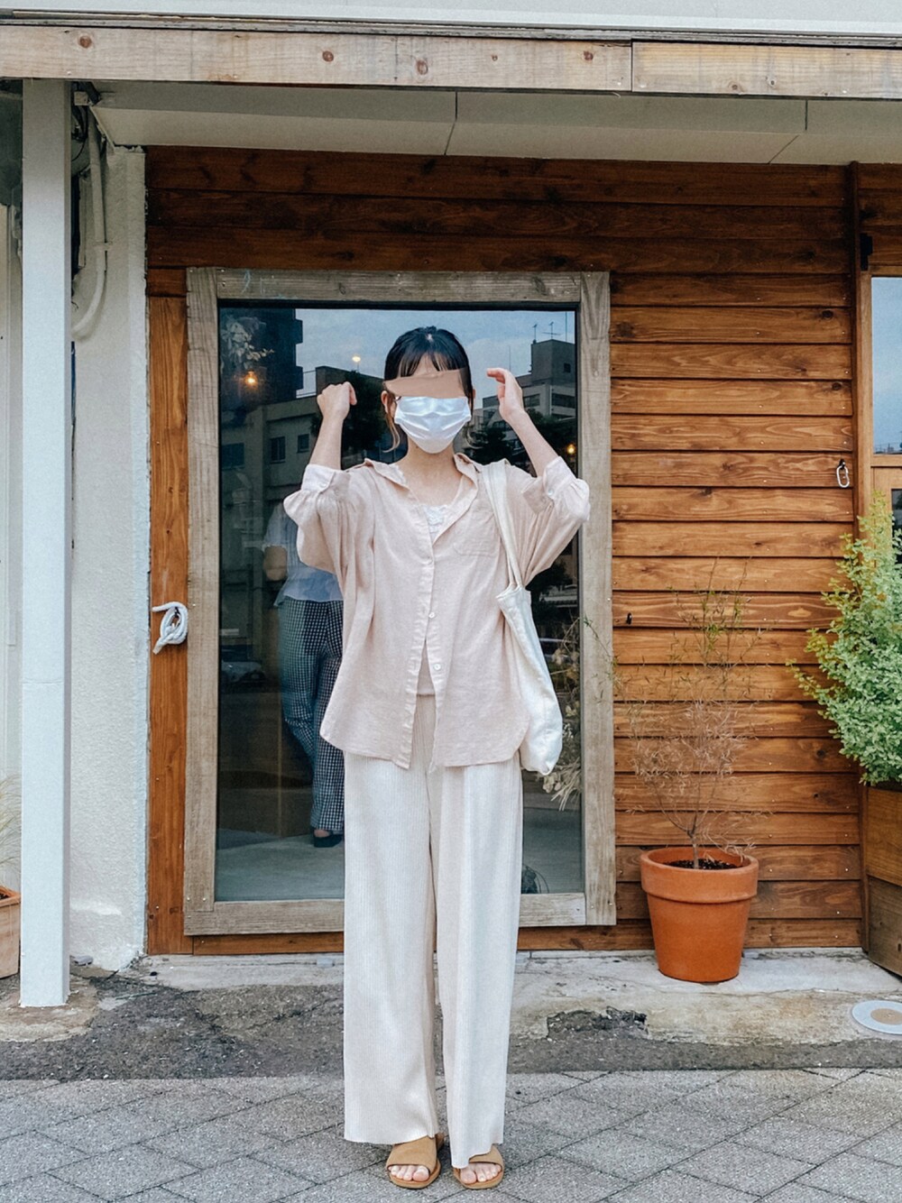 「シンプルコーデ、夏コーデ、低身長コーデ、淡色コーデ、淡色女子、ワントーンコーデ、おしゃれさんと繋がりたい、休日スタイル、シャツスタイル、パンツスタイル」｜「RETRO GIRLのリブラフパンツ（その他パンツ、ホワイト系）」を使った、こもれびさん（レディース・154cm）の夏コーディネートの1枚目の写真