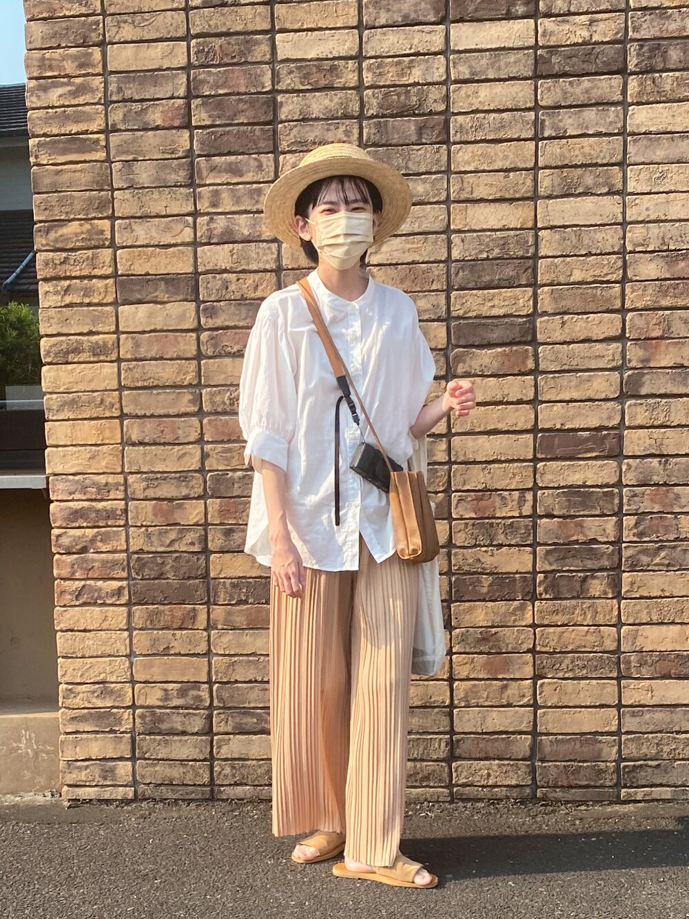 「秋服、大人カジュアル、秋コーデ、大人かわいい、ラクチンコーデ、お洒落さんとつながりたい、ワントーンコーデ、淡色コーデ、オトナ女子、カジュアル、シンプルコーデ」｜「AMERICAN HOLICの5分袖バンドカラーシャツ（シャツ/ブラウス、ホワイト系）」を使った、こもれびさん（レディース・154cm）の秋コーディネートの1枚目の写真