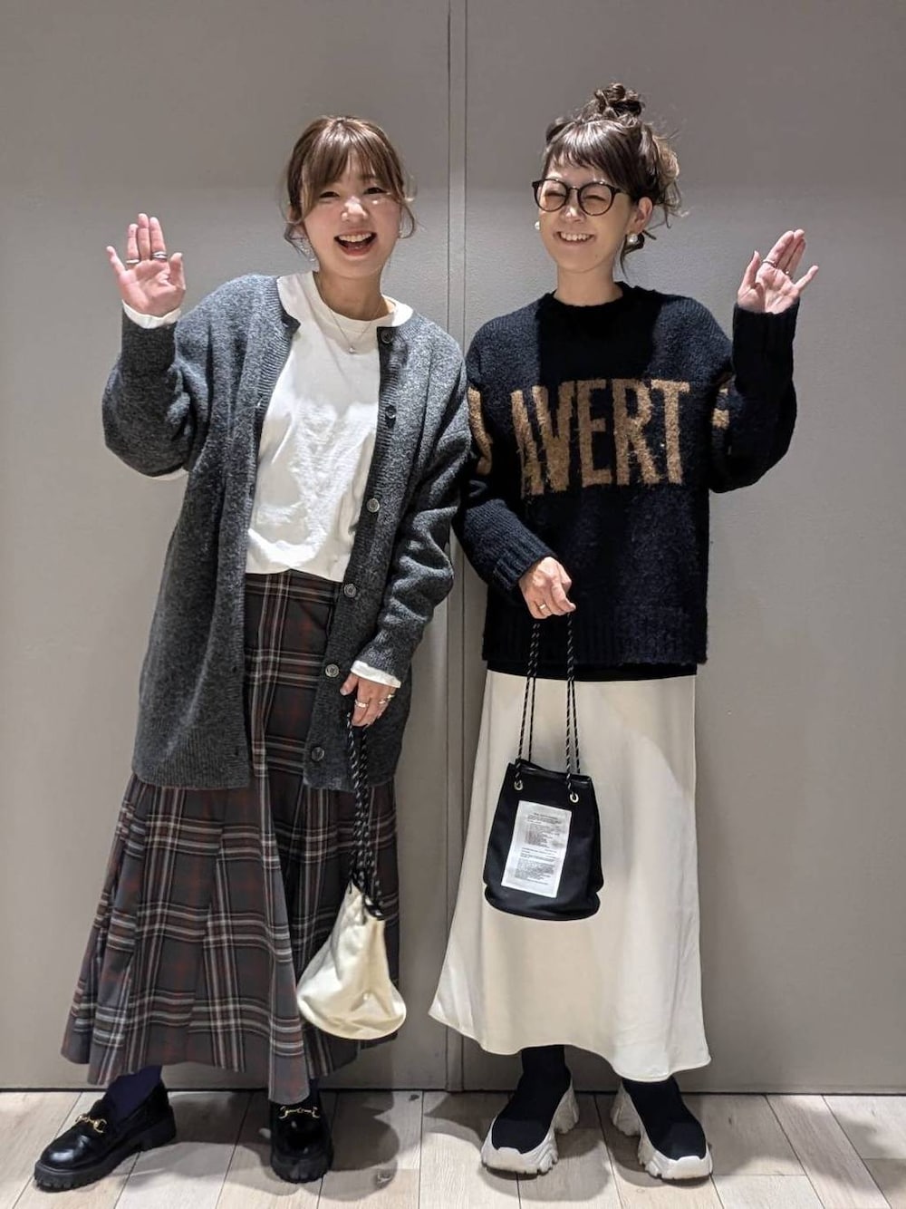 グレー系のスカート、ホワイト系のスカート、ブルー系のニット/セーターを着用したレディースの冬コーディネートの1枚目の写真