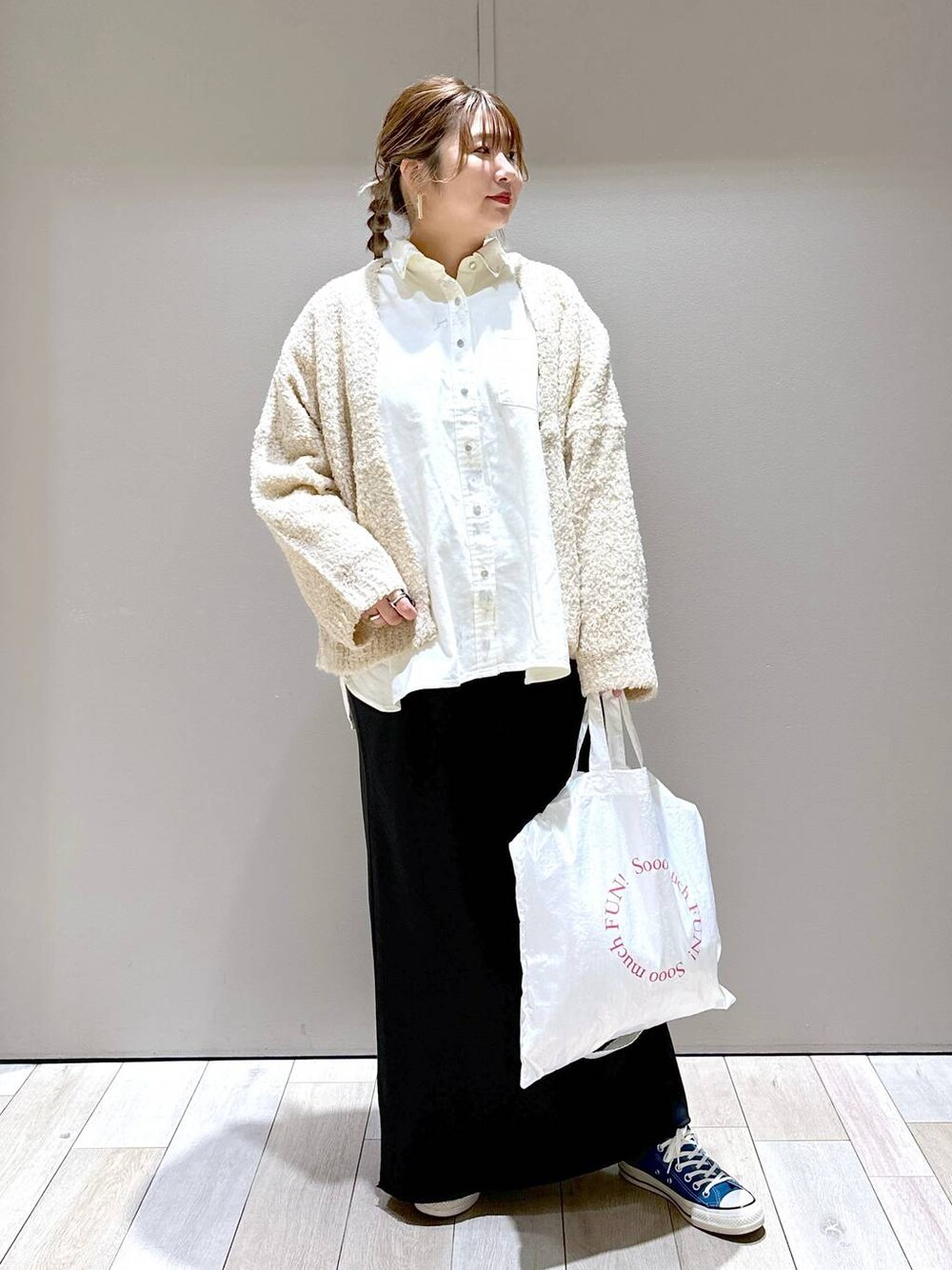 ブラック系のスカート、ホワイト系のシャツ/ブラウス、ホワイト系のトートバッグを着用したレディースの冬コーディネートの1枚目の写真