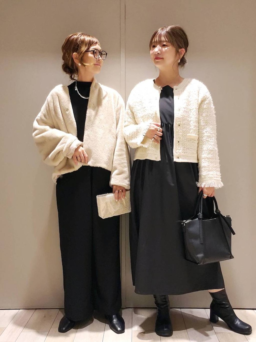 ホワイト系のその他アウター、ブラック系のショルダーバッグ、ブラック系のブーツを着用したレディースの秋コーディネートの1枚目の写真