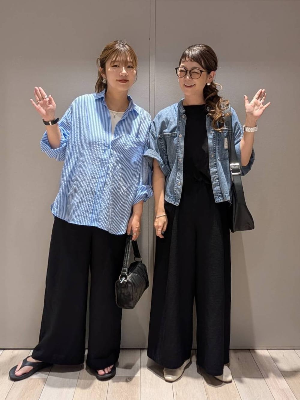 ブラック系のその他パンツ、ブラック系のTシャツ/カットソー、ブラック系のサンダルを着用したレディースの夏コーディネートの1枚目の写真