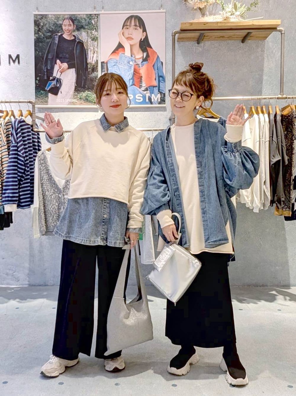 ブラック系のスカート、ブラック系のその他パンツ、ブルー系のシャツ/ブラウスを着用したレディースの冬コーディネートの1枚目の写真