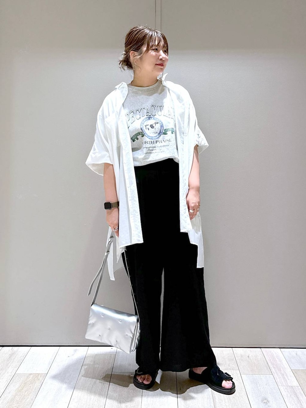 「体型カバー、着痩せ・細見え、高身長、休日コーデ、楽ちんコーデ、きれいめカジュアル_LEPSIM、ベーシック/シンプル、きれいめ、旅行、バッグ、LEPSIM」｜「LEPSIMの動物プリントBIG-T　115066（Tシャツ/カットソー、グレー系）」を使った、たかみなさん（レディース・166cm）の春コーディネートの1枚目の写真