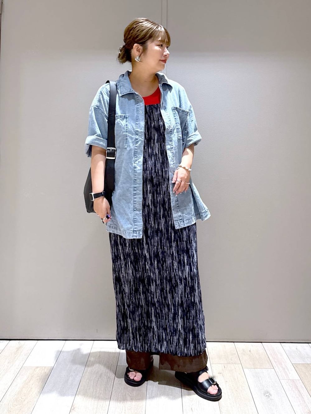 ブルー系のシャツ/ブラウス、レッド系のTシャツ/カットソー、ブラック系のサンダルを着用したレディースの夏コーディネートの1枚目の写真